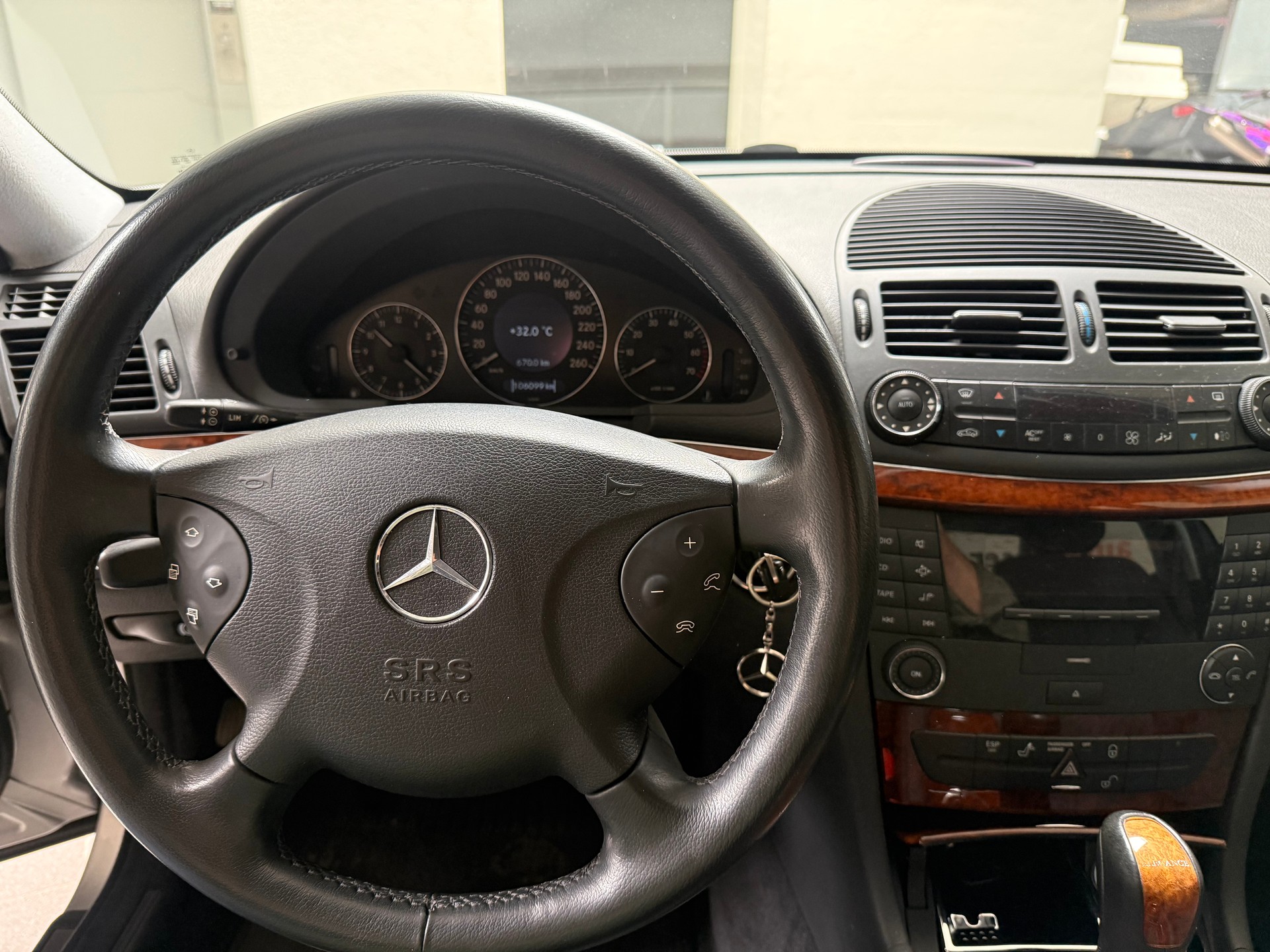 MERCEDES-BENZ E 320 Avantgarde Automatic-image-11