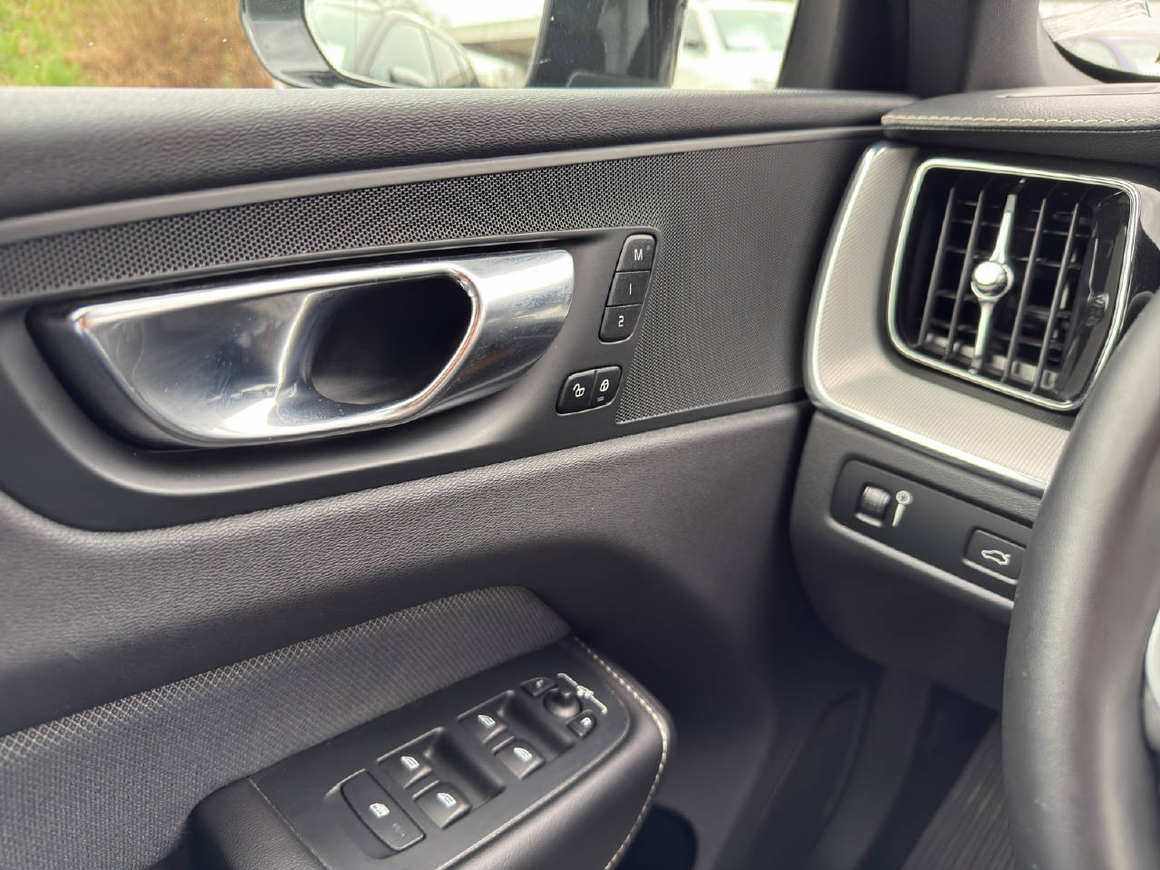 VOLVO XC60 2.0 B5 MH R-Design AWD-image-14