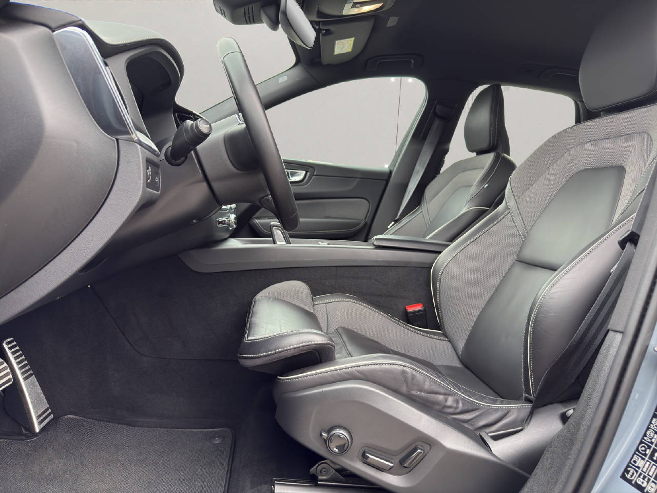 VOLVO XC60 2.0 B5 MH R-Design AWD-image-9