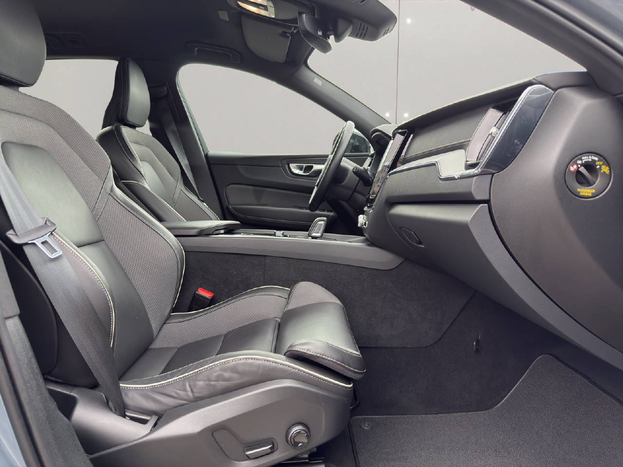VOLVO XC60 2.0 B5 MH R-Design AWD-image-12