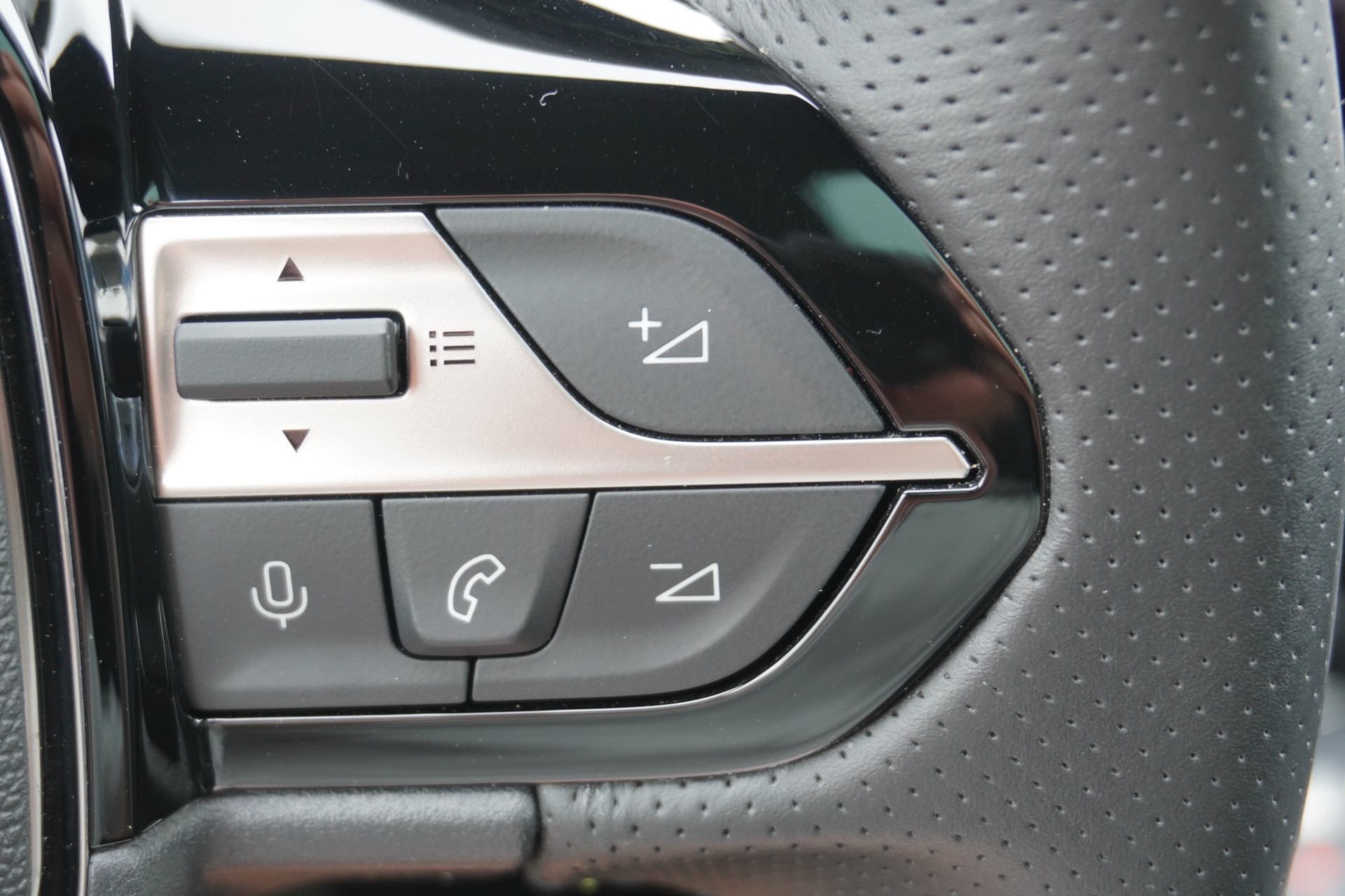 PEUGEOT 308 SW 1.6 PHEV 225 GT Pack-image-25