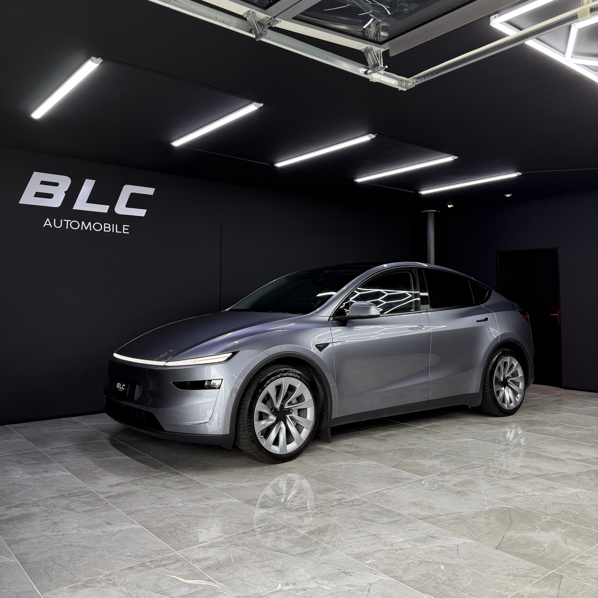 TESLA Model Y Long Range AWD Lackierung Quicksilver mit Enhanced Autopilot ink. 20 Zoll Helix 2.0 Felgen