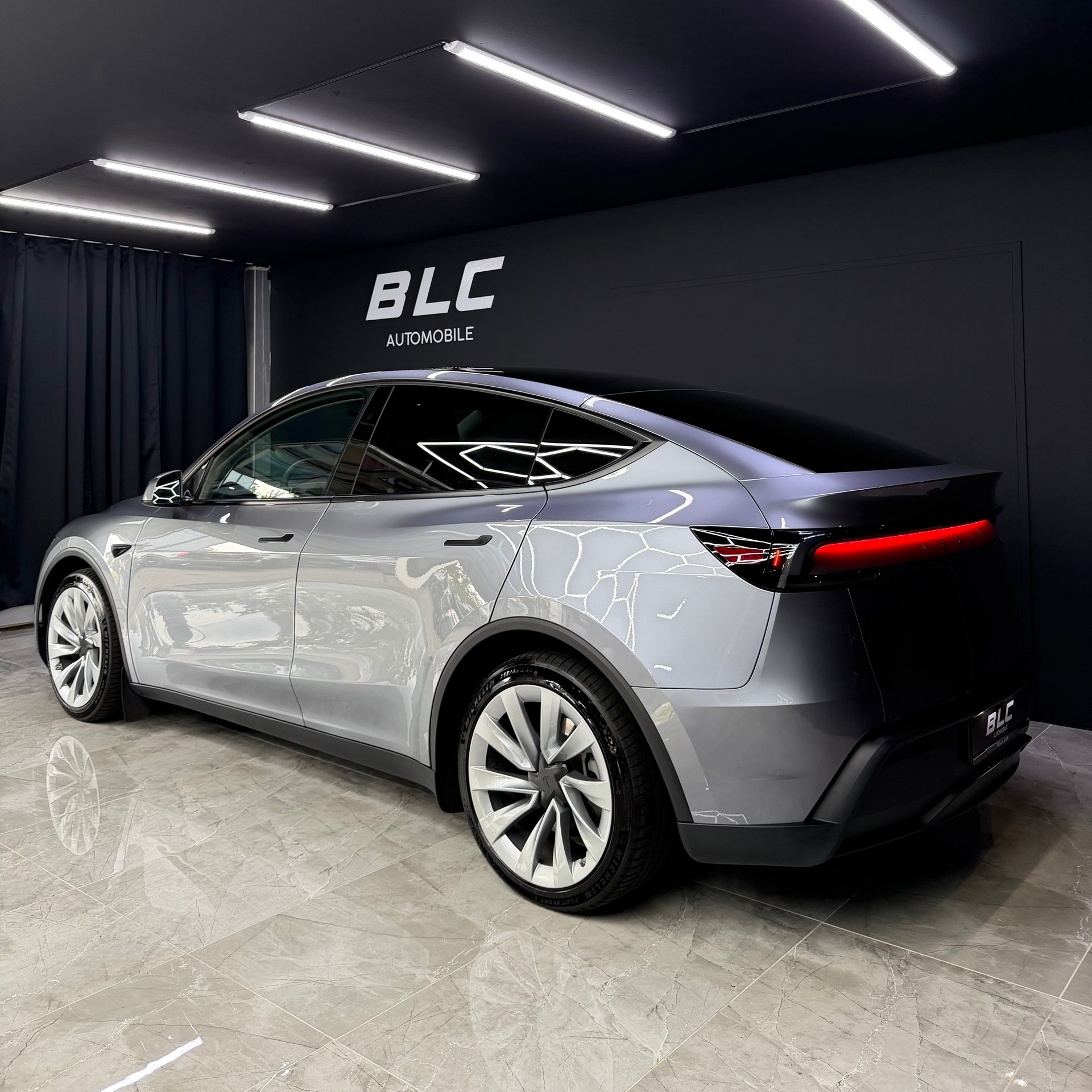 TESLA Model Y Long Range AWD Lackierung Quicksilver mit Enhanced Autopilot ink. 20 Zoll Helix 2.0 Felgen-image-4