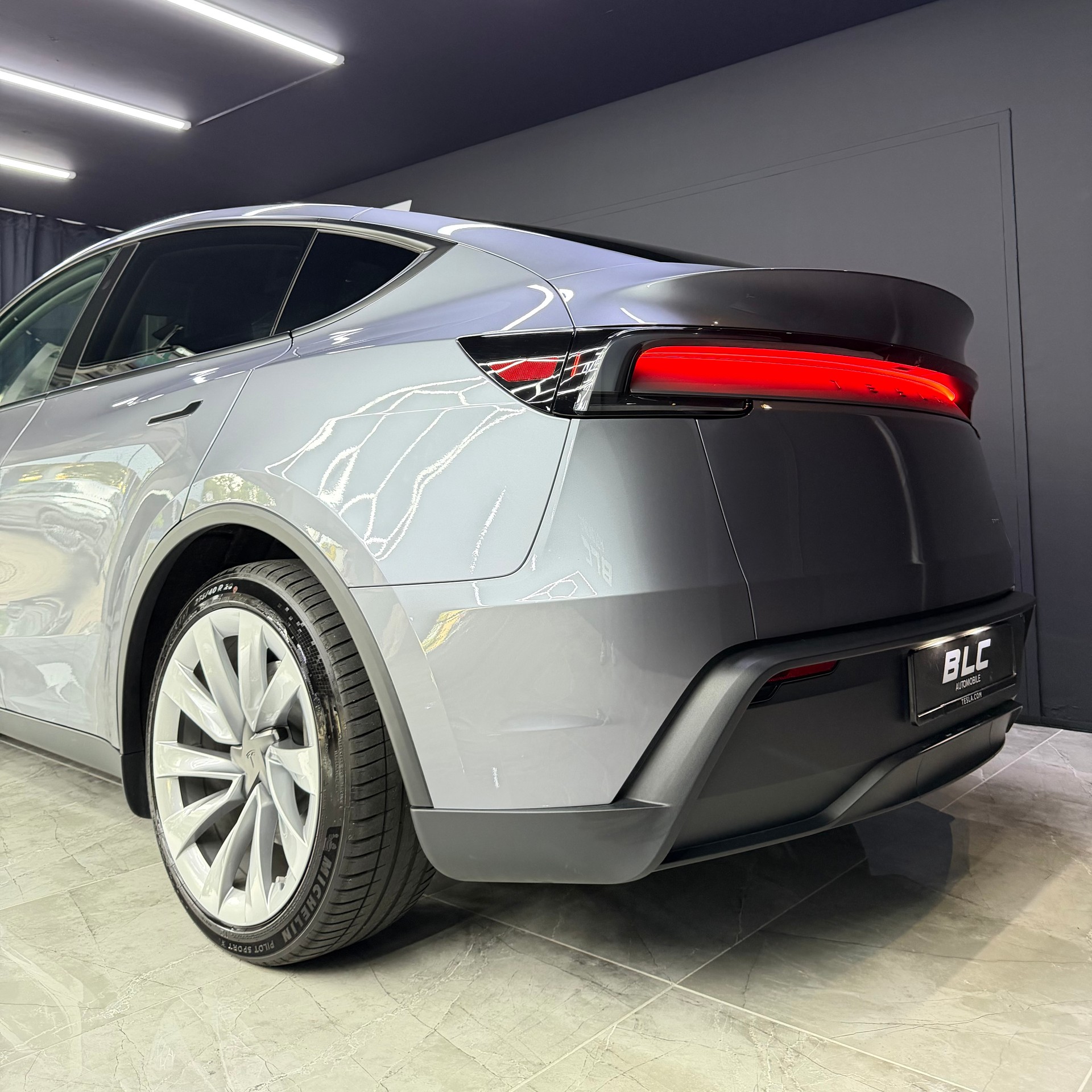 TESLA Model Y Long Range AWD Lackierung Quicksilver mit Enhanced Autopilot ink. 20 Zoll Helix 2.0 Felgen-image-6