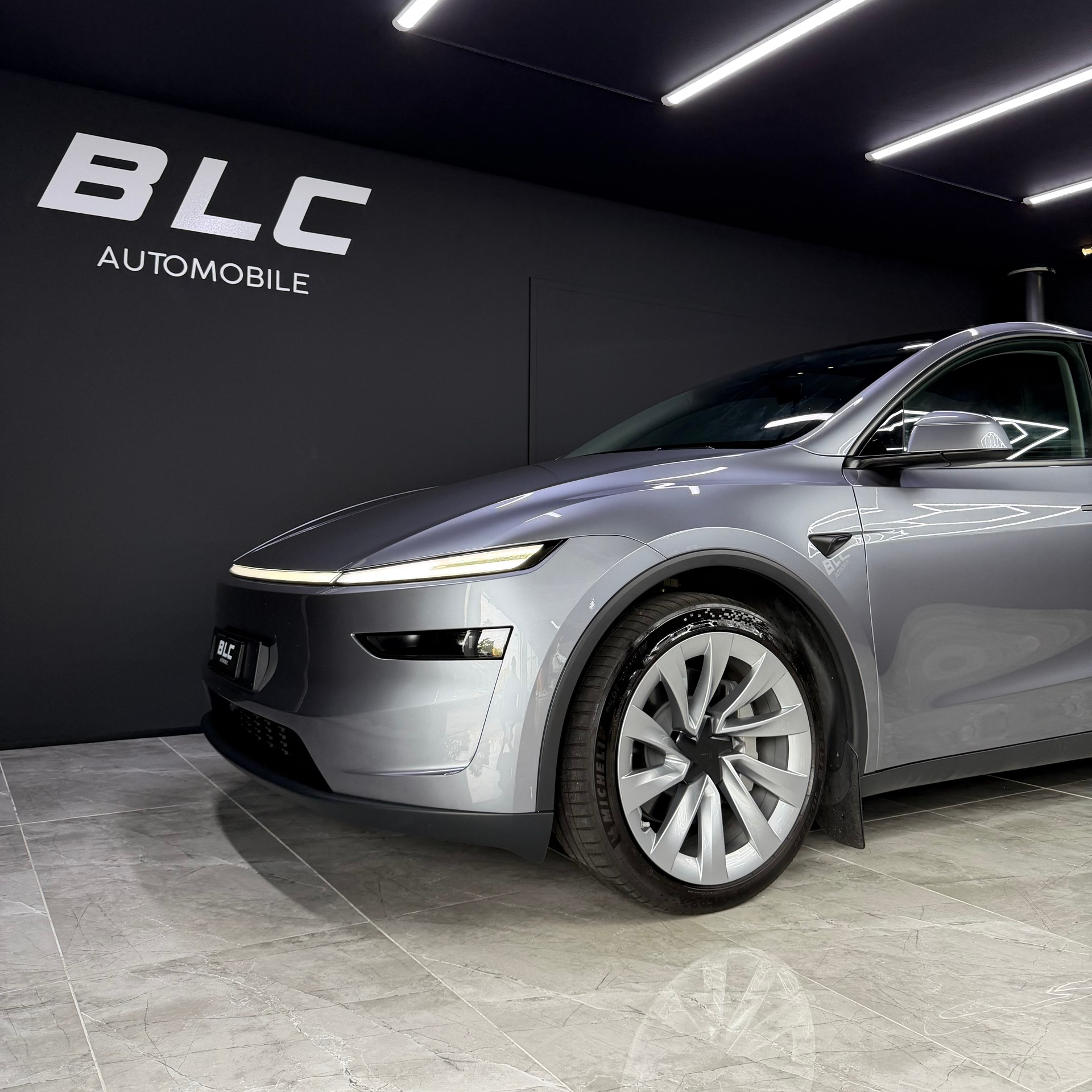 TESLA Model Y Long Range AWD Lackierung Quicksilver mit Enhanced Autopilot ink. 20 Zoll Helix 2.0 Felgen-image-1