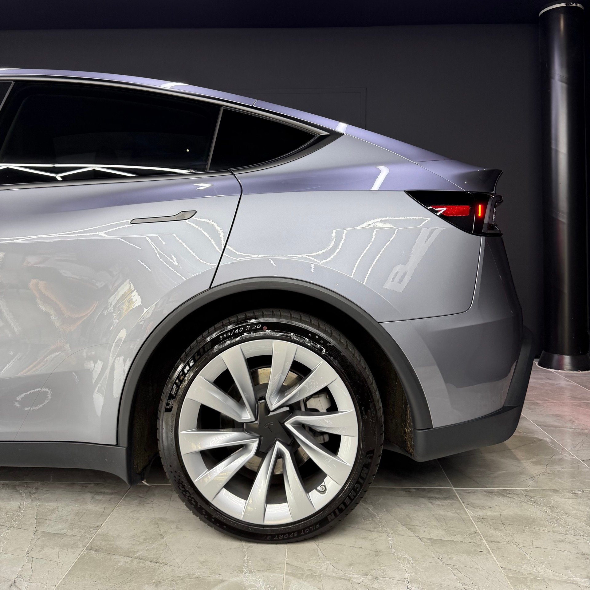 TESLA Model Y Long Range AWD Lackierung Quicksilver mit Enhanced Autopilot ink. 20 Zoll Helix 2.0 Felgen-image-5
