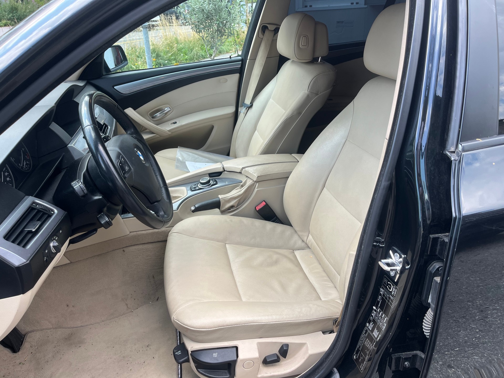 BMW 523i-image-10