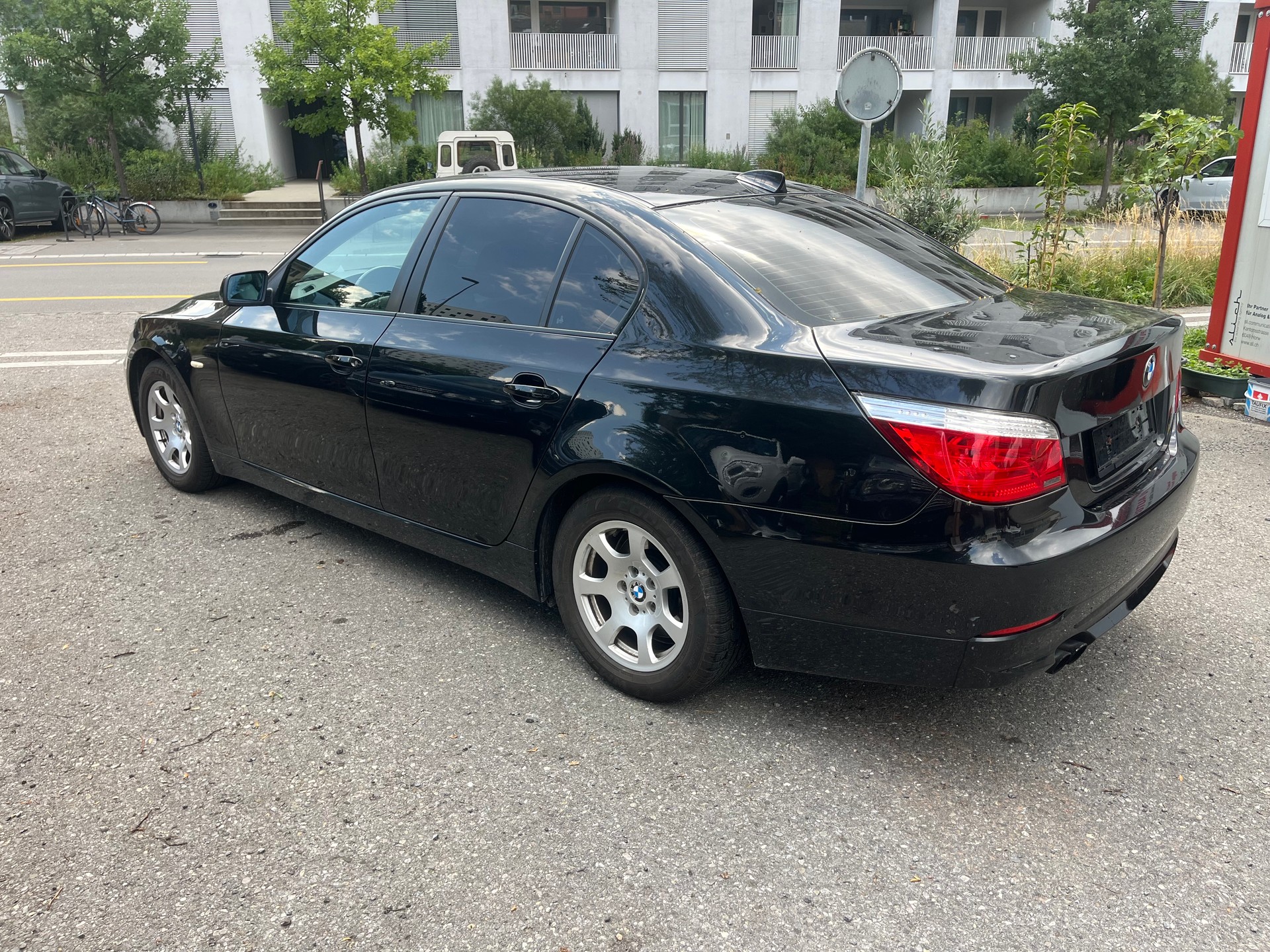 BMW 523i-image-2