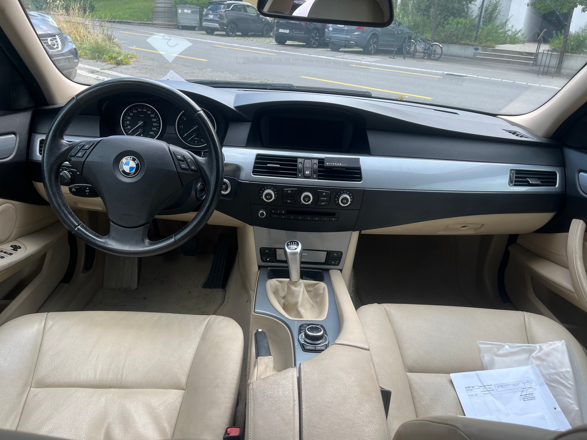 BMW 523i-image-8