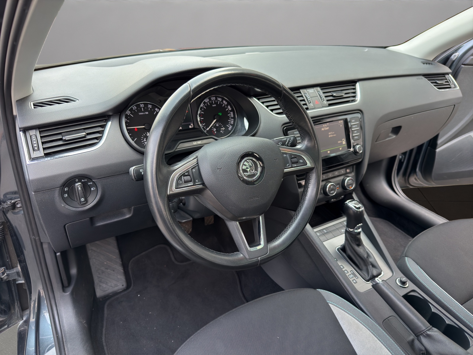 SKODA Octavia Combi 2.0 TDI Swiss Joy 4x4 DSG-image-9