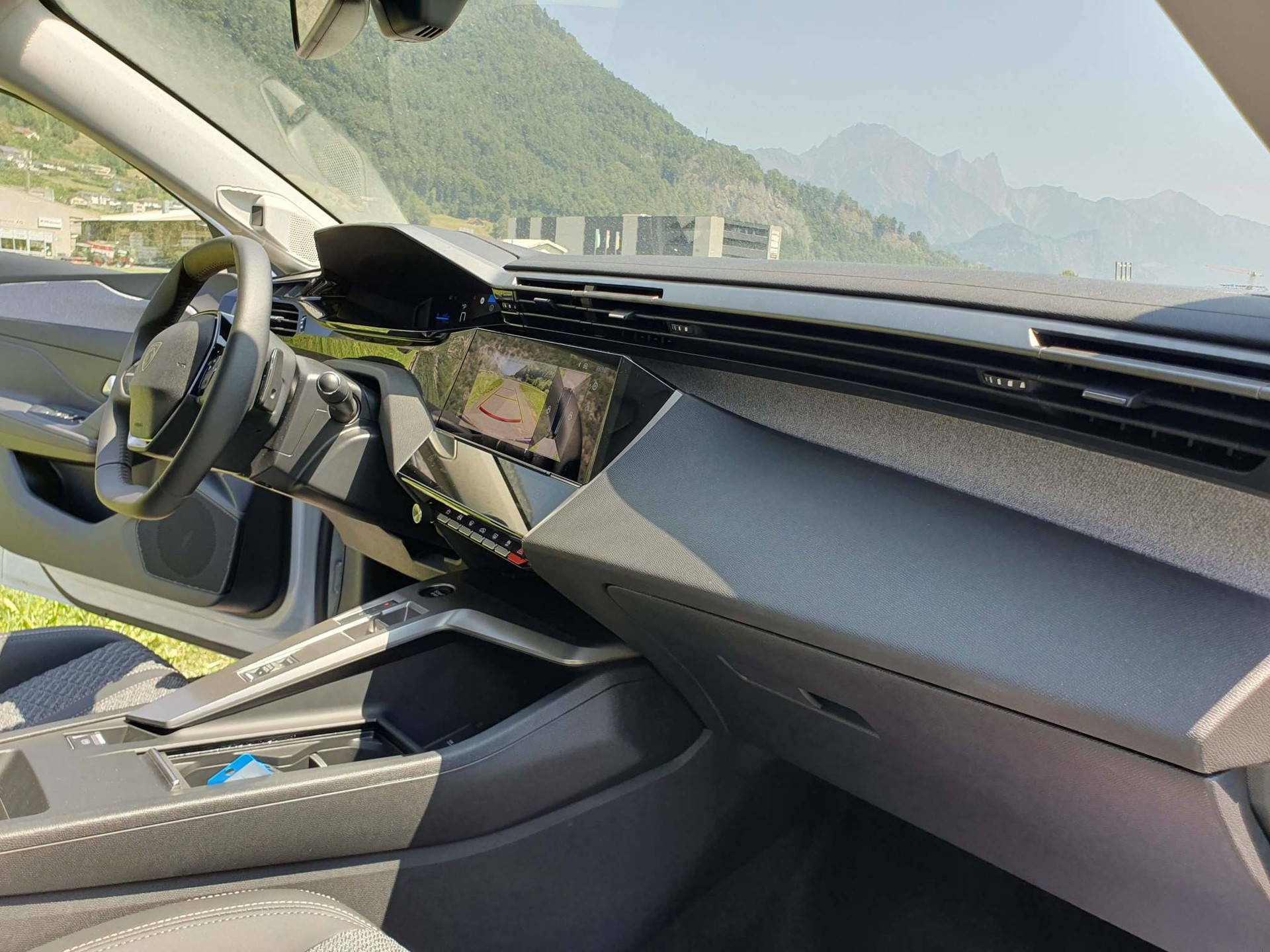 PEUGEOT 308 SW e-Allure-image-11