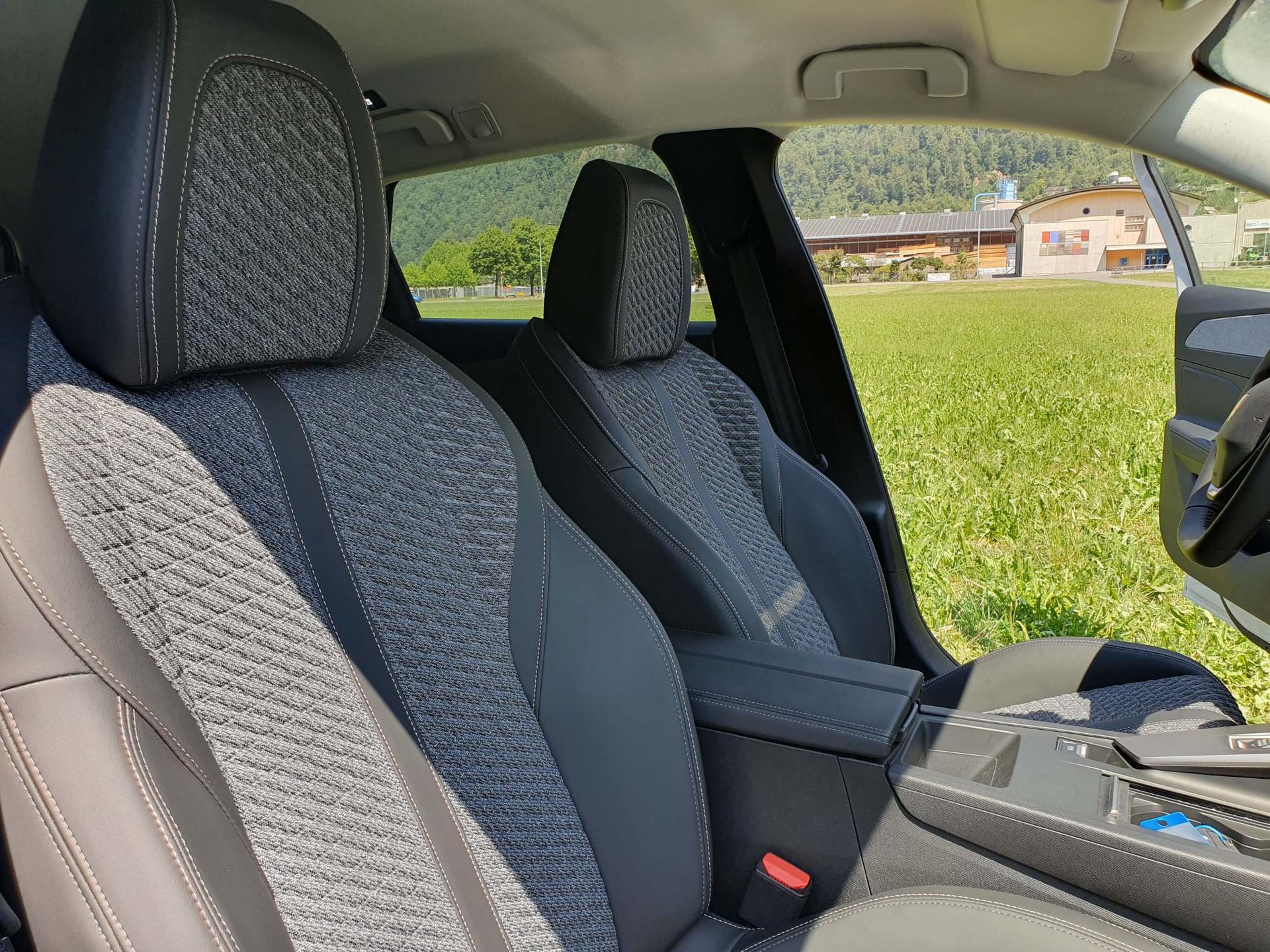 PEUGEOT 308 SW e-Allure-image-12