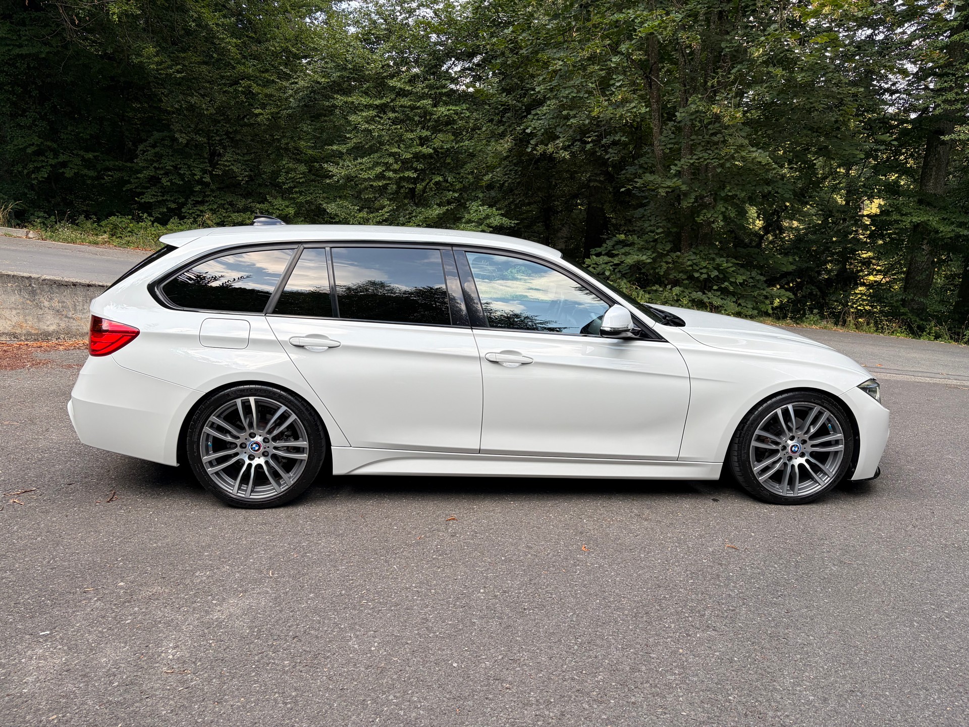 BMW 320d xDrive-image-2