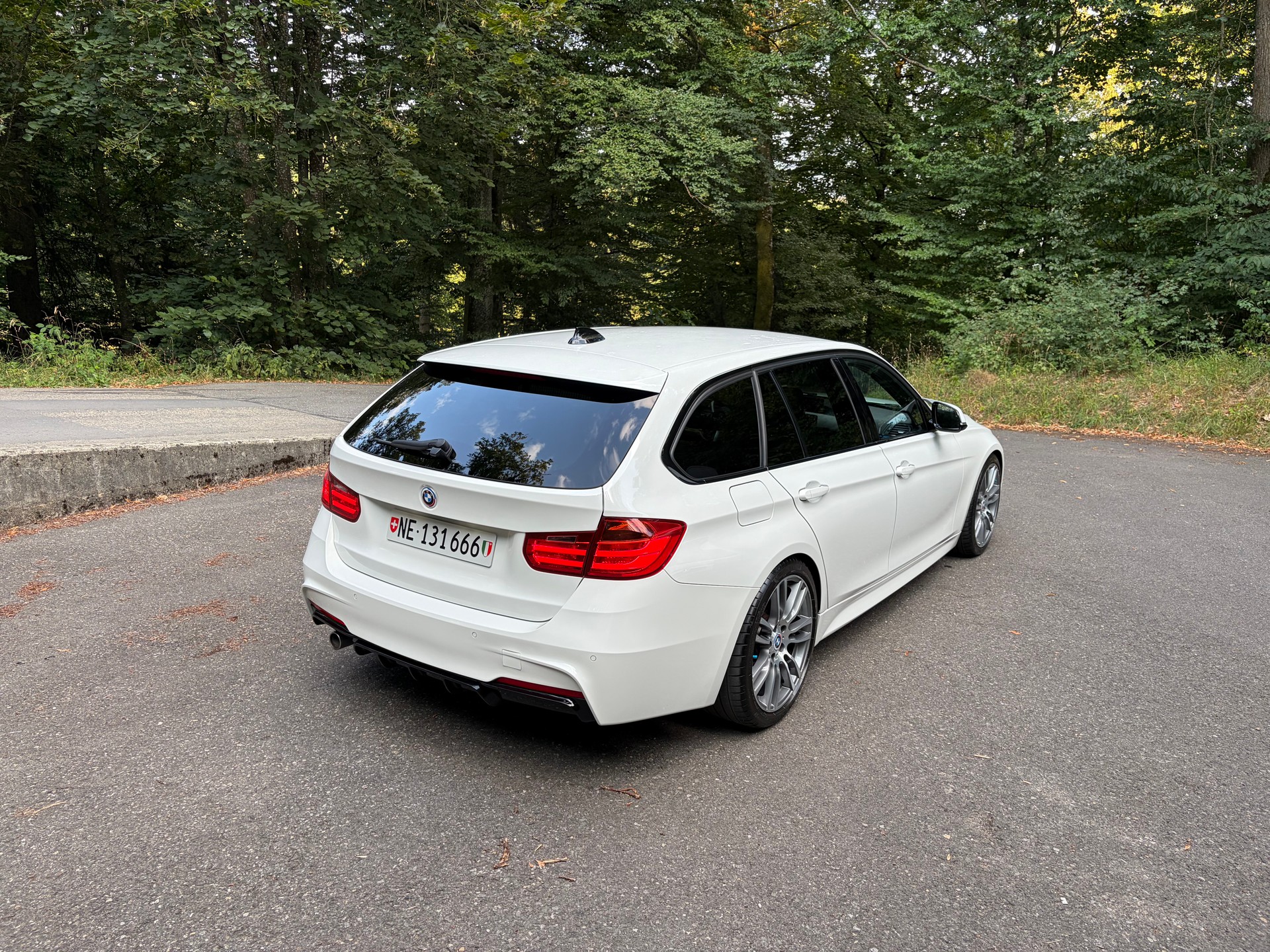 BMW 320d xDrive-image-3
