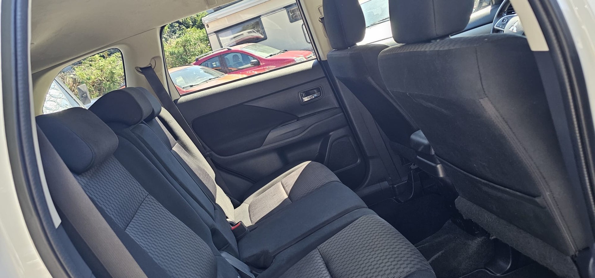 MITSUBISHI Outlander 2.2 DID Navigator Safety 4WD Automatic-image-11