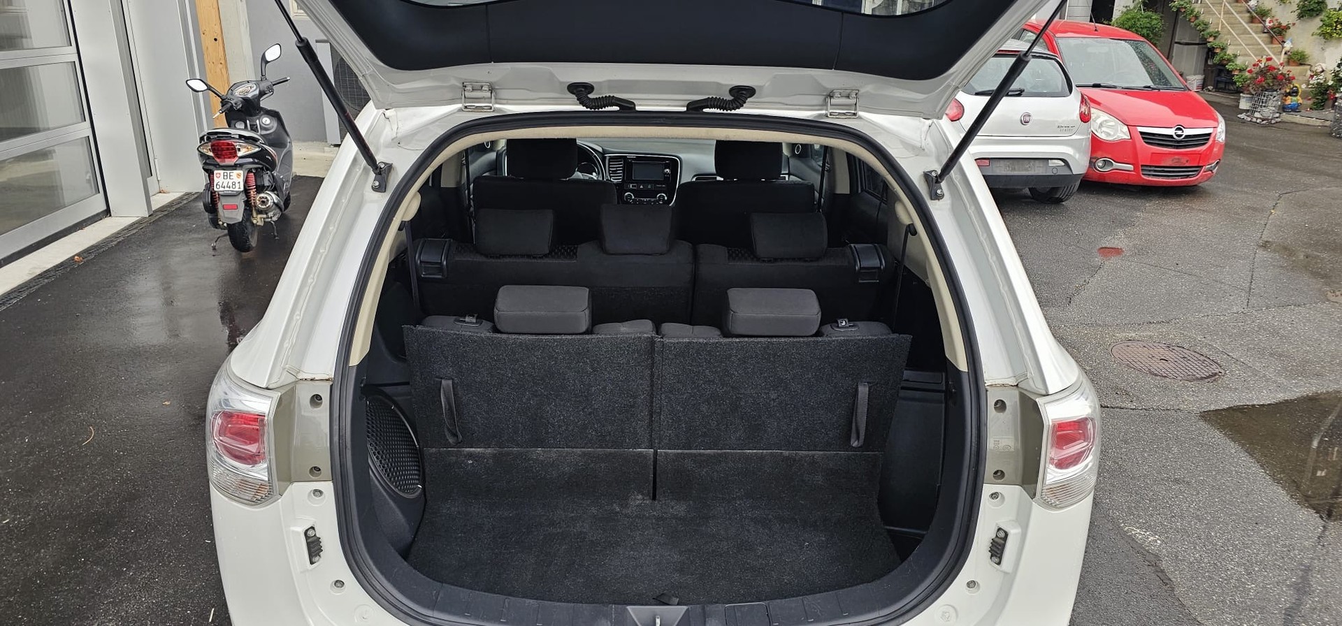 MITSUBISHI Outlander 2.2 DID Navigator Safety 4WD Automatic-image-8