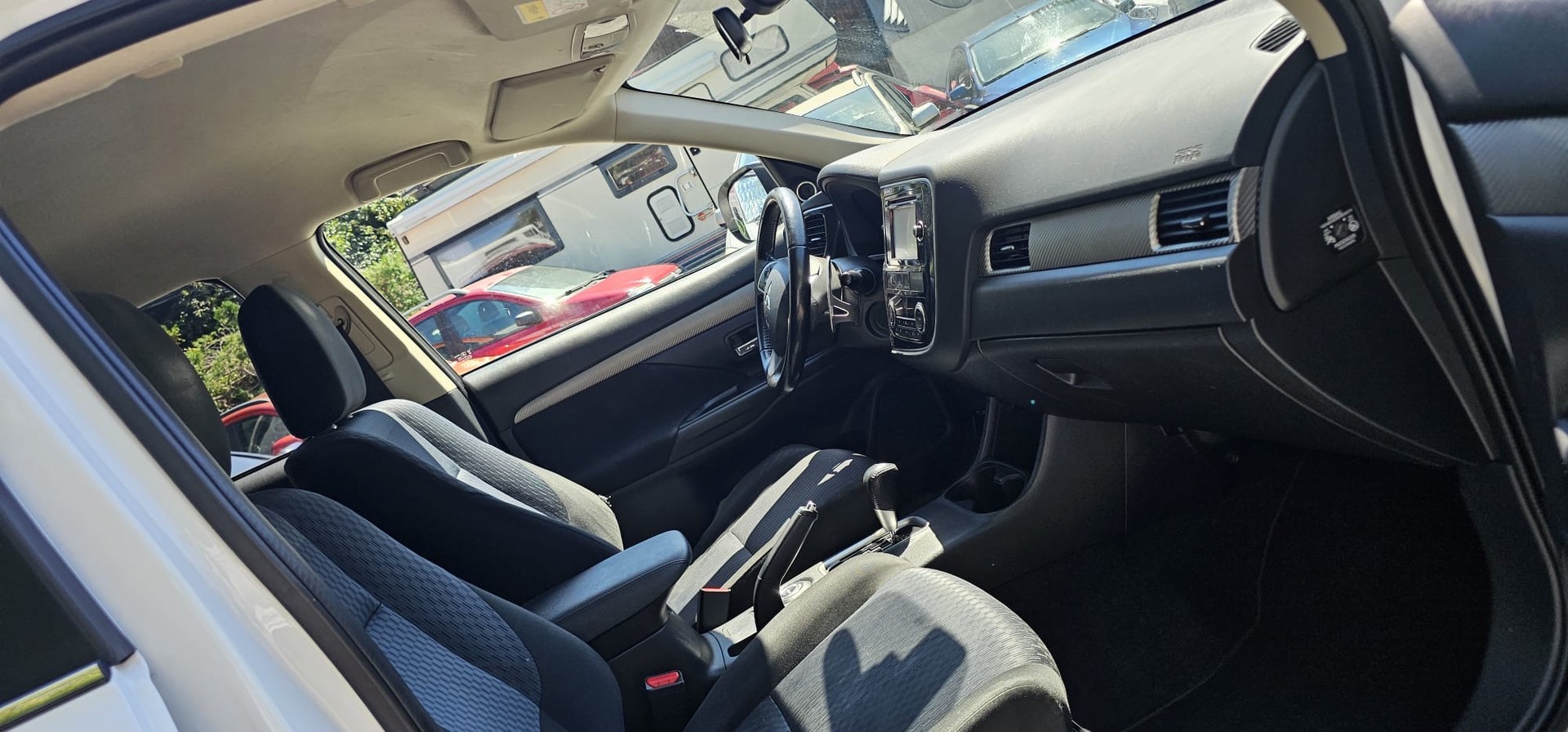 MITSUBISHI Outlander 2.2 DID Navigator Safety 4WD Automatic-image-10