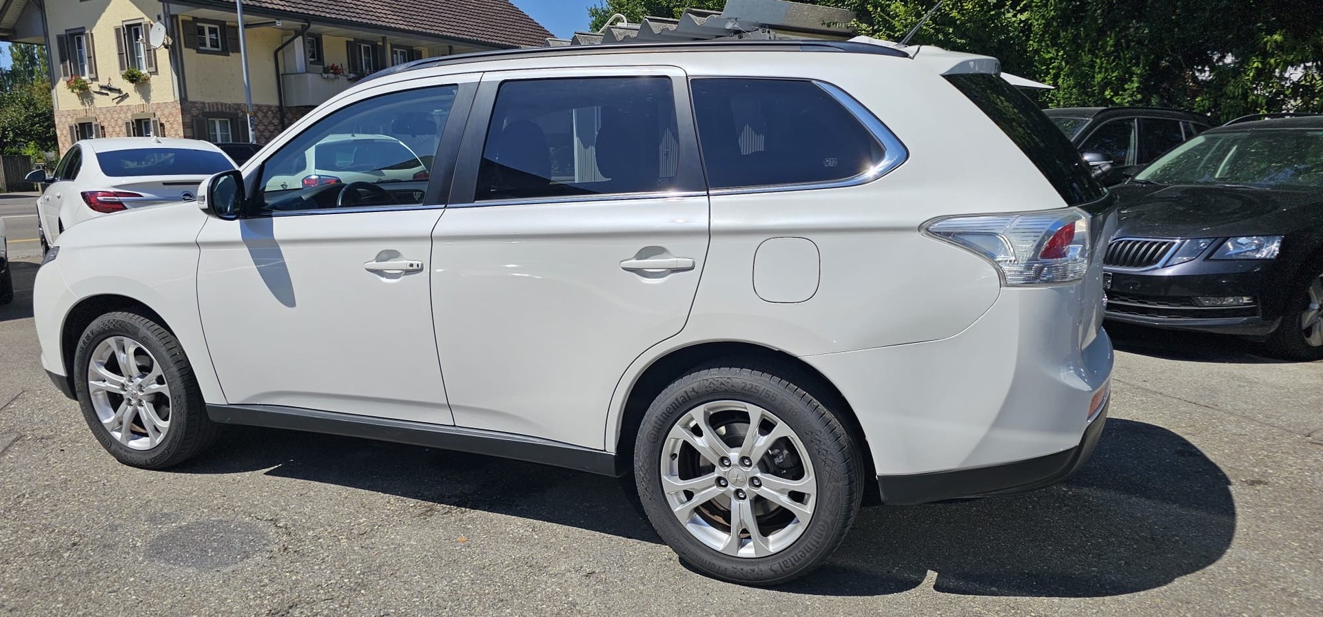 MITSUBISHI Outlander 2.2 DID Navigator Safety 4WD Automatic-image-3