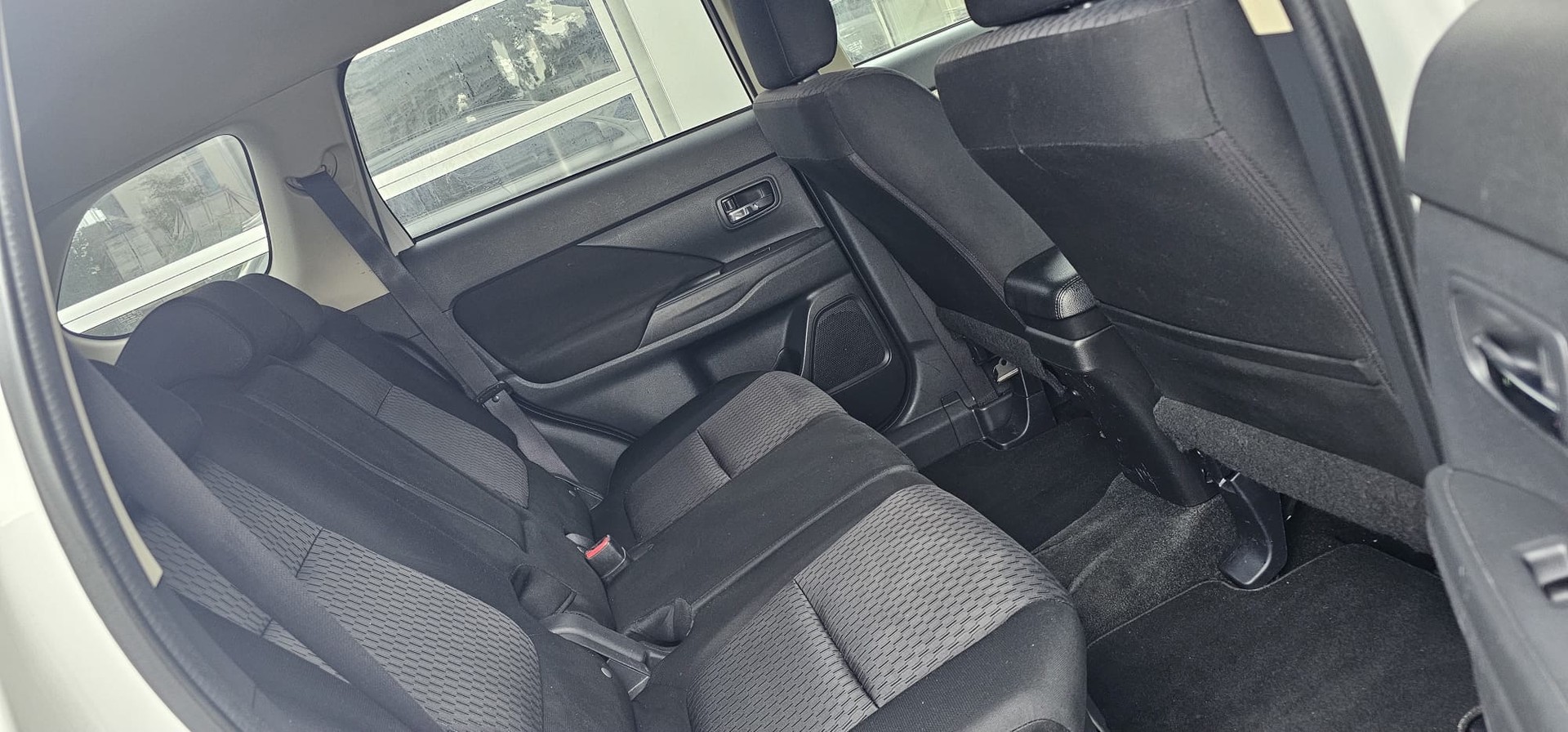 MITSUBISHI Outlander 2.2 DID Navigator Safety 4WD Automatic-image-9