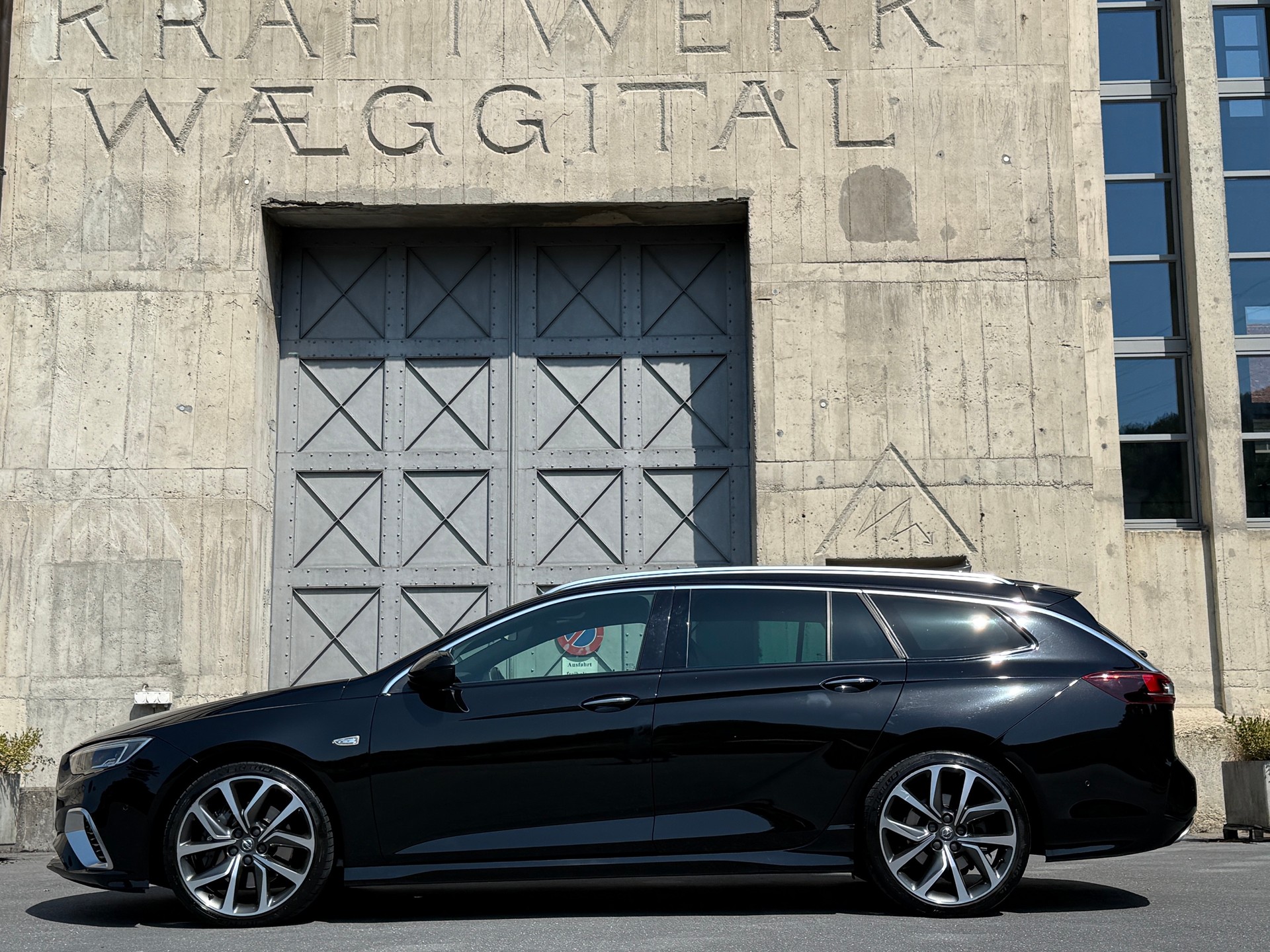 OPEL Insignia 2.0 BiDTI Sports Tourer GSI 4WD Auto-image-1