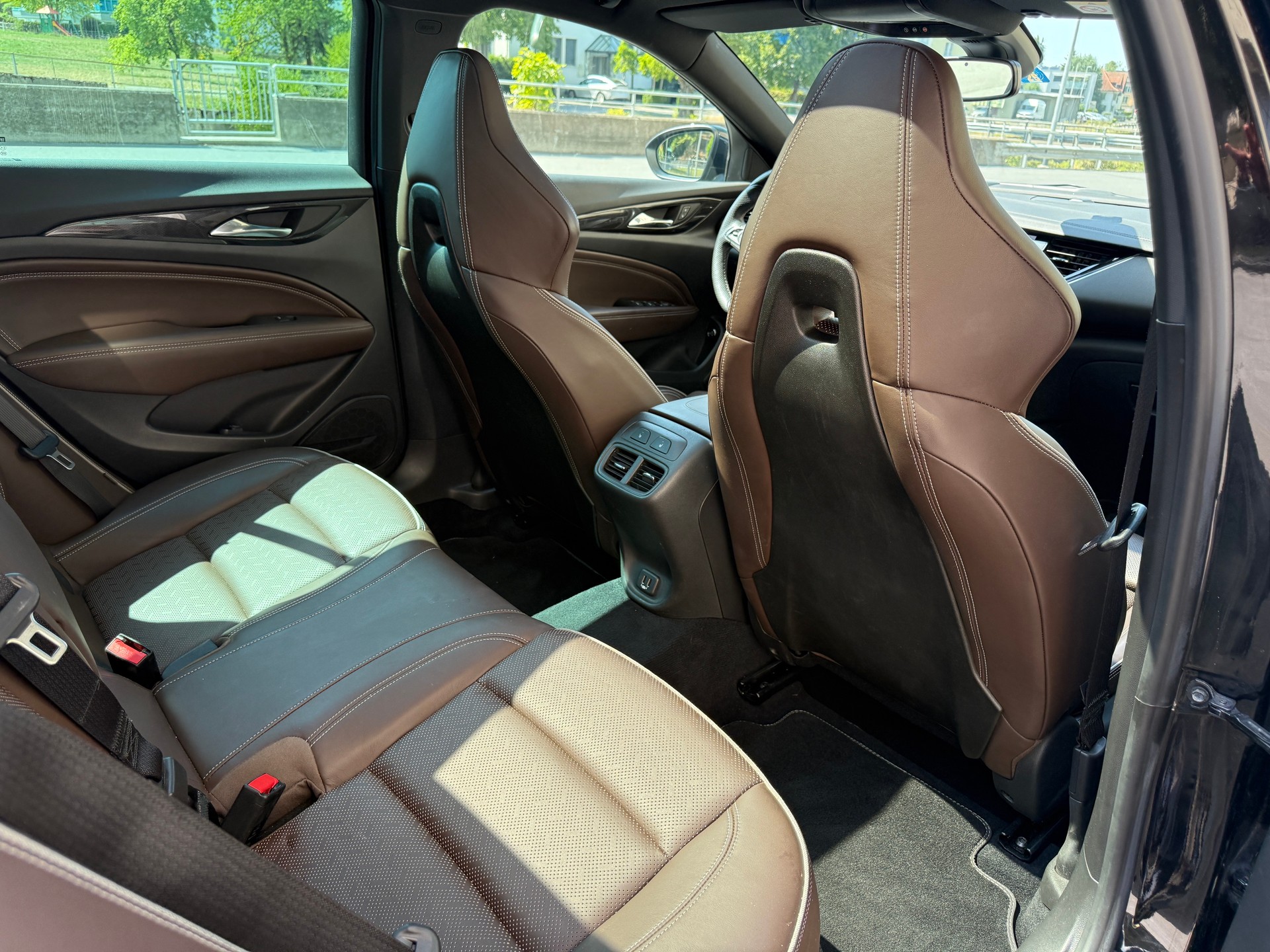 OPEL Insignia 2.0 BiDTI Sports Tourer GSI 4WD Auto-image-9