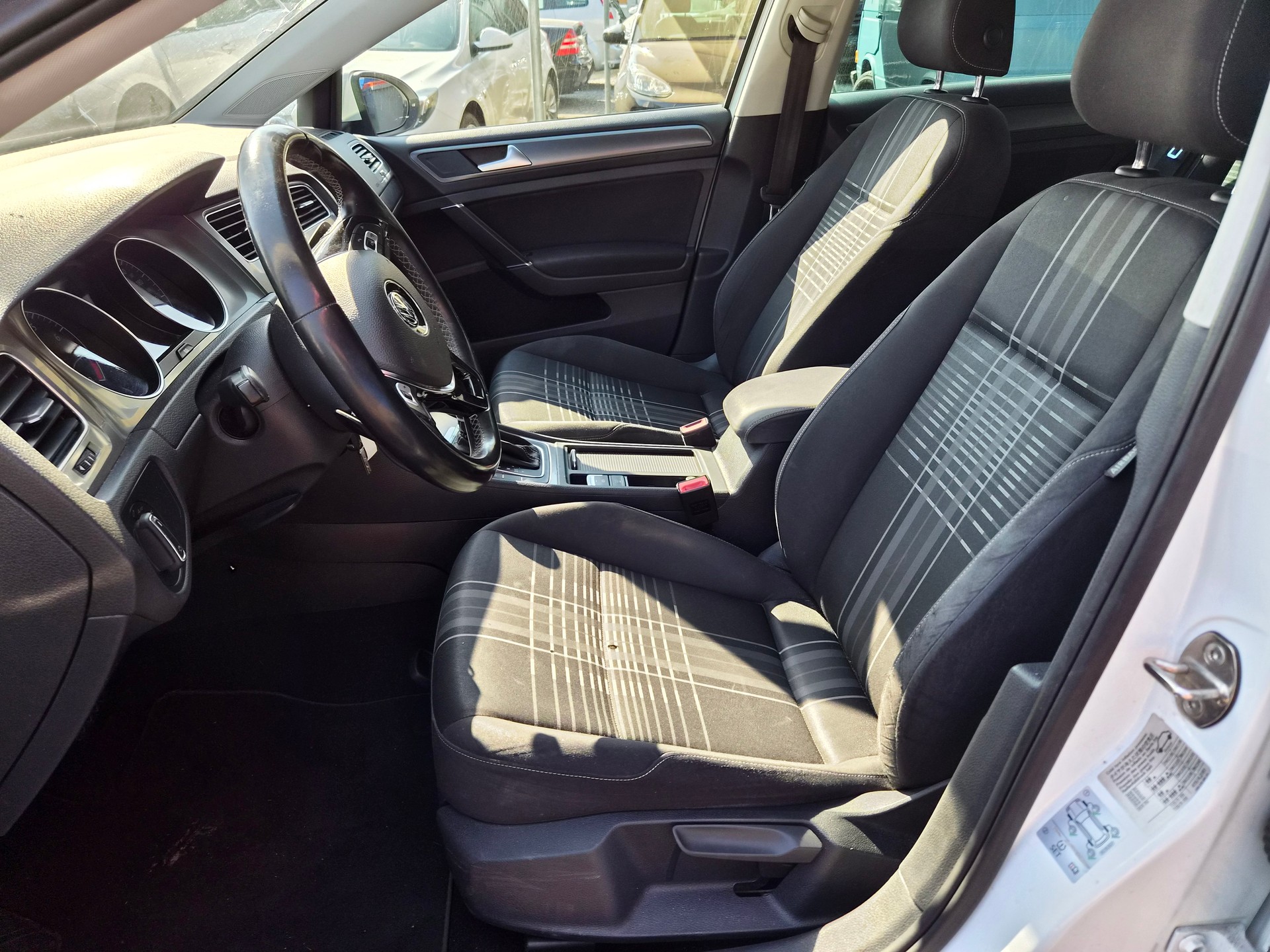 VW Golf 1.4 TSI Lounge DSG-image-8