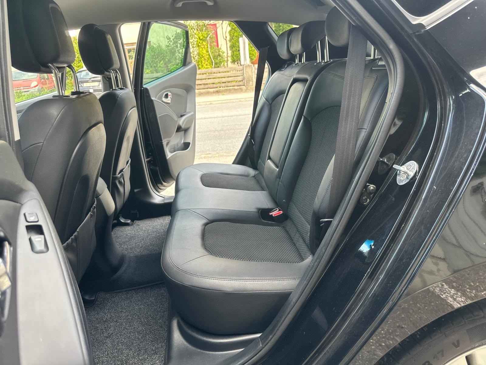 HYUNDAI iX 35 2.0 CRDi Style 4WD Automatic-image-10