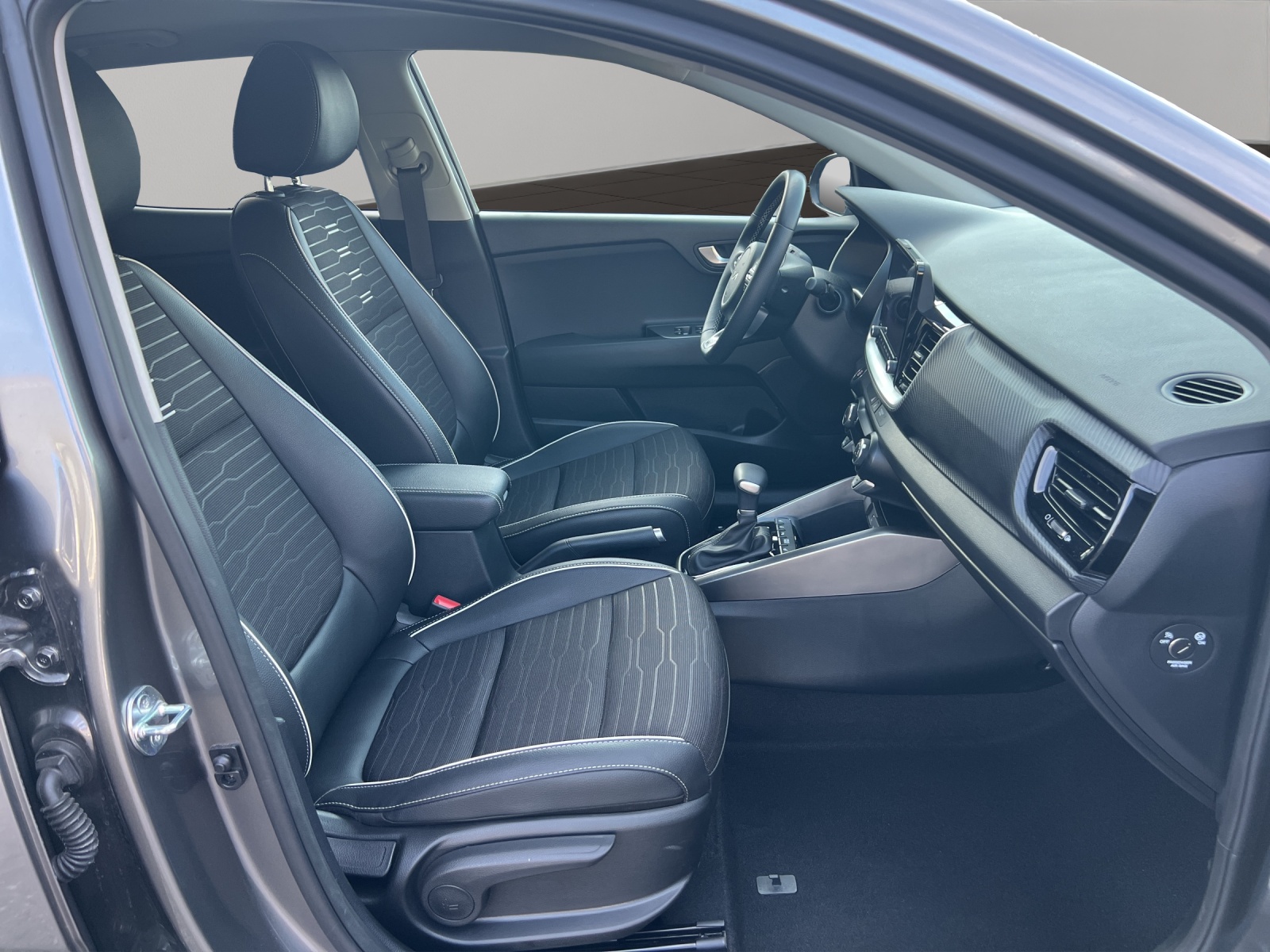 KIA Stonic 1.0 T-GDi GT-Line / Sportlenkrad / LED Scheinwerfer / USB-Anschluss-image-11