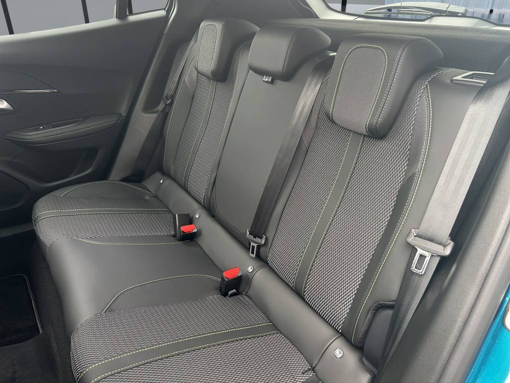 PEUGEOT 2008 1.2 145 MHEV GT-image-8