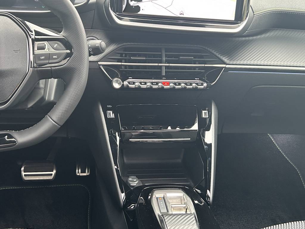 PEUGEOT 2008 1.2 145 MHEV GT-image-6