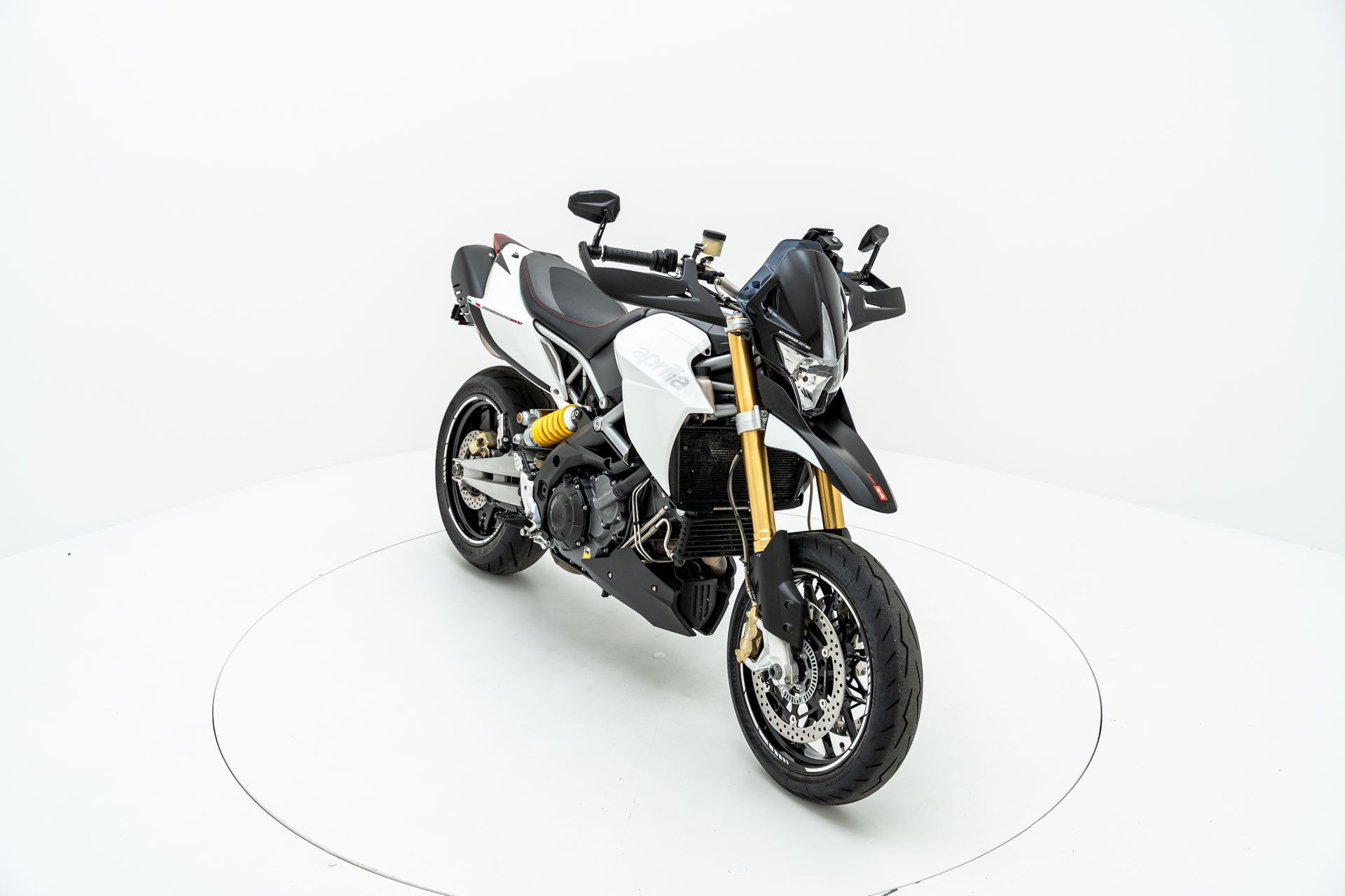 APRILIA Dorsoduro 1200-showroom-element-1