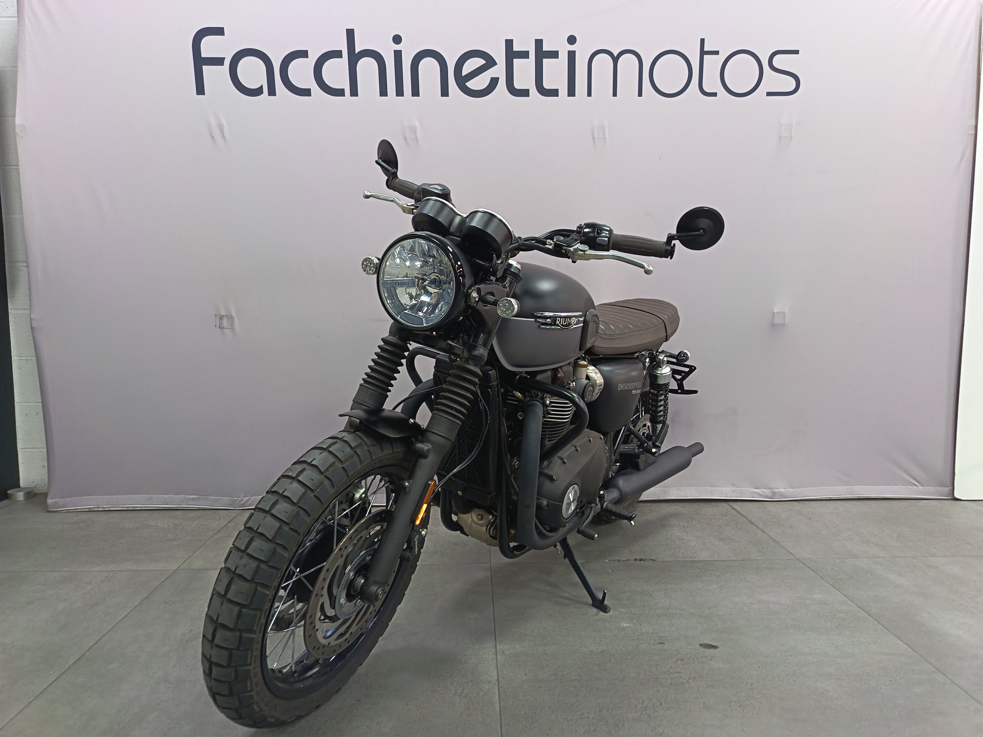 TRIUMPH Bonneville T120 Black Gold Line-showroom-element-2