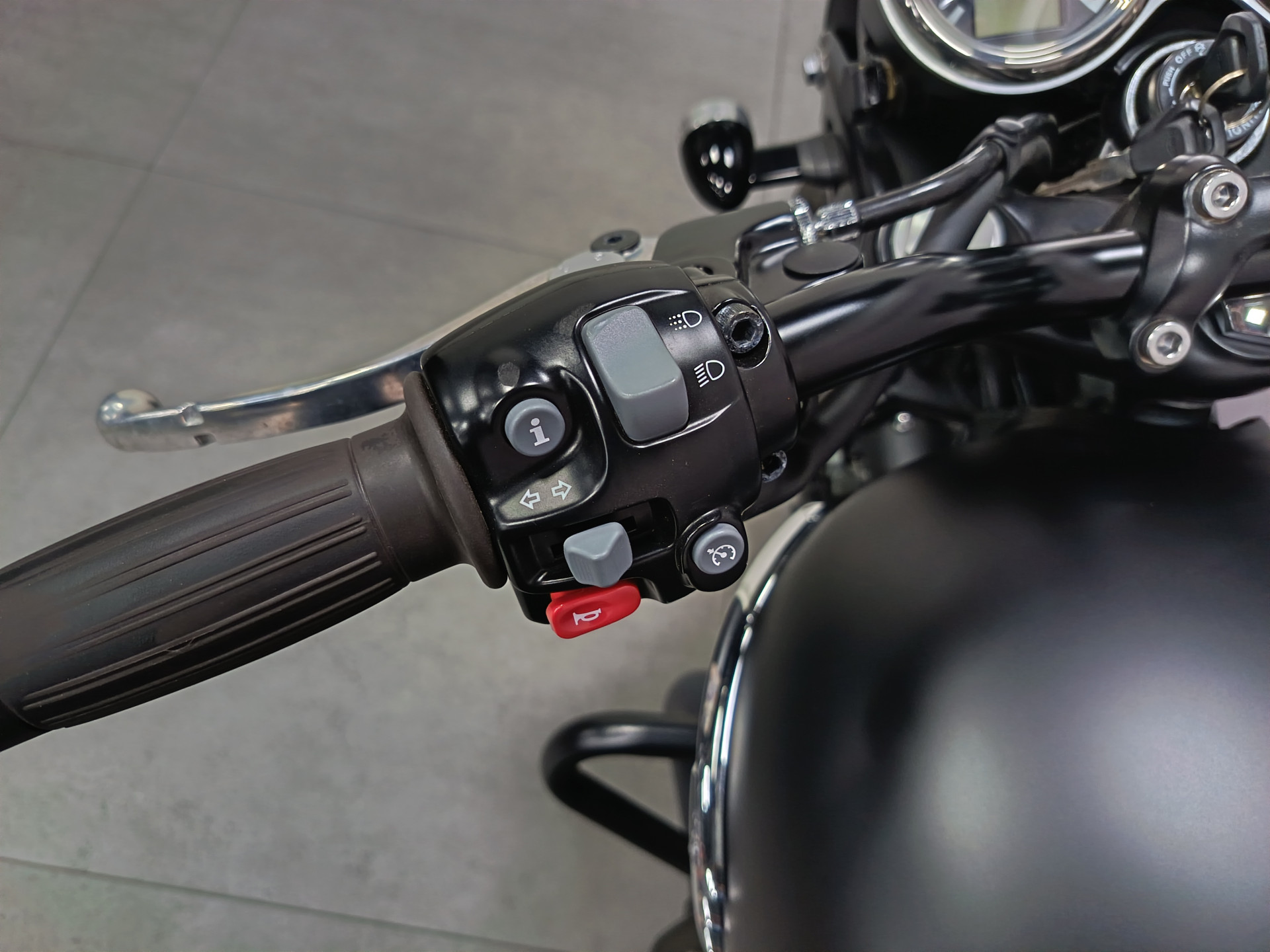 TRIUMPH Bonneville T120 Black Gold Line-image-6