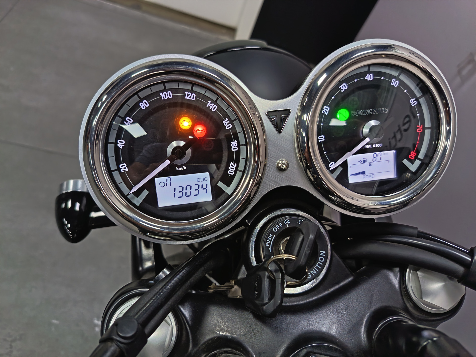 TRIUMPH Bonneville T120 Black Gold Line-image-8
