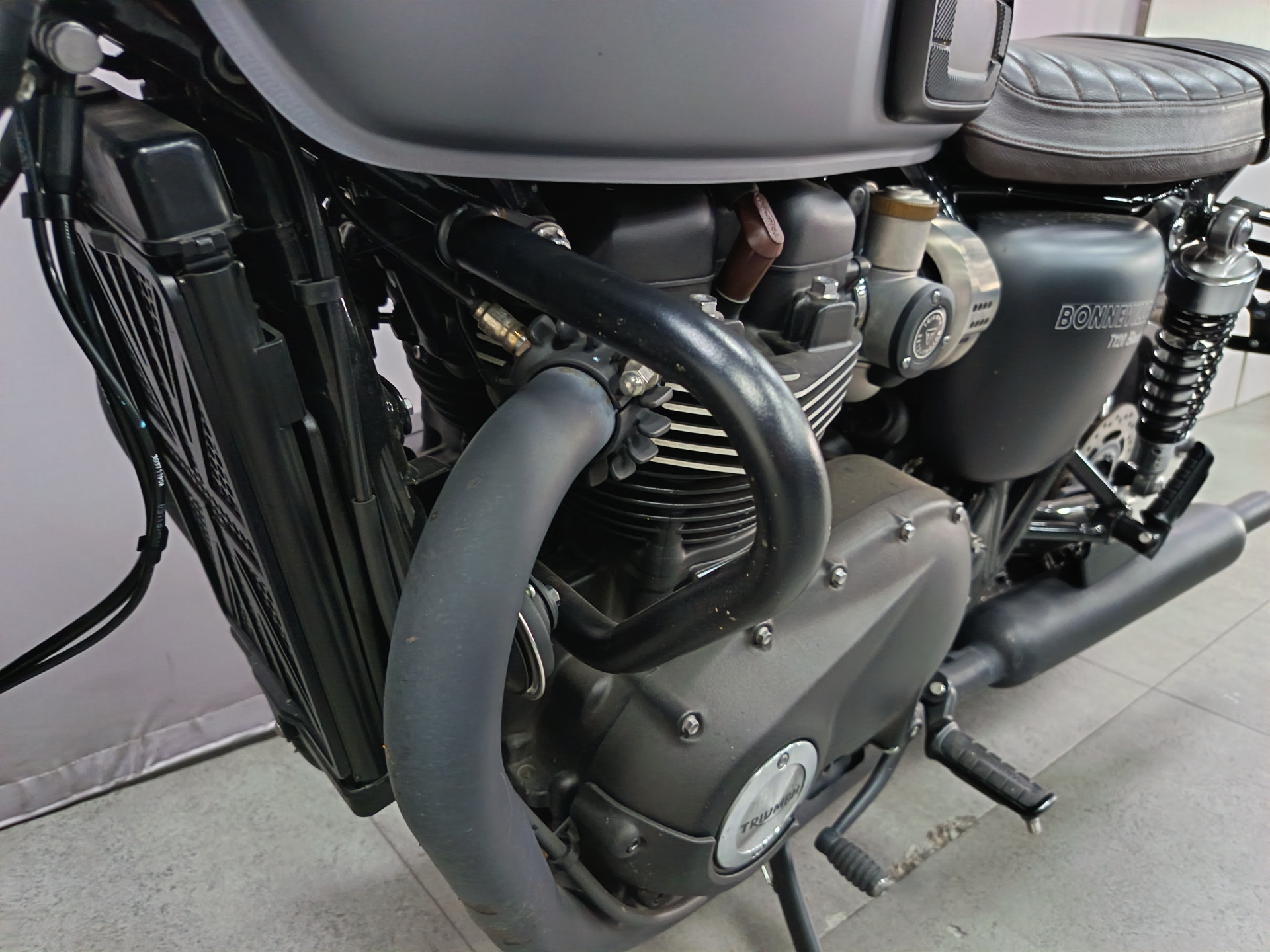 TRIUMPH Bonneville T120 Black Gold Line-image-9