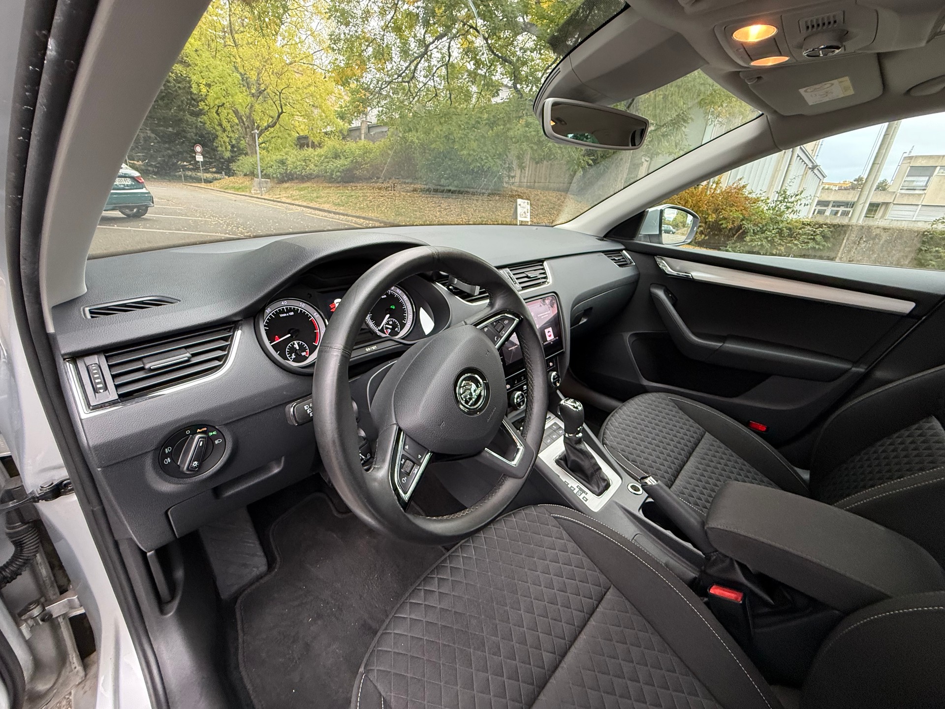 SKODA Octavia Combi 1.8 TSI Ambition 4x4 DSG-image-22
