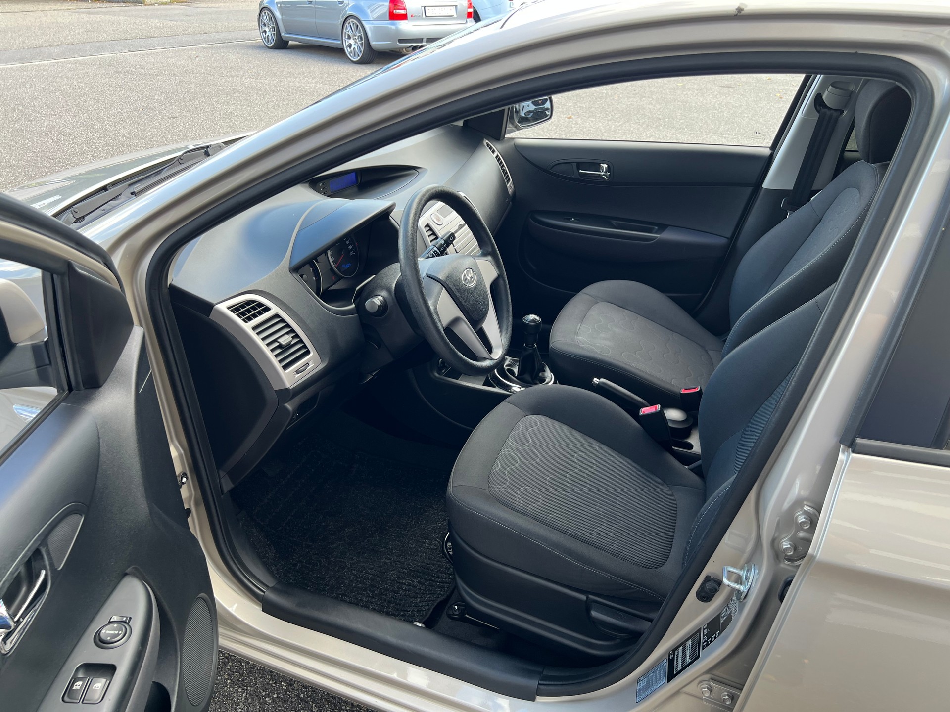 HYUNDAI i20 1.2 Comfort-image-9