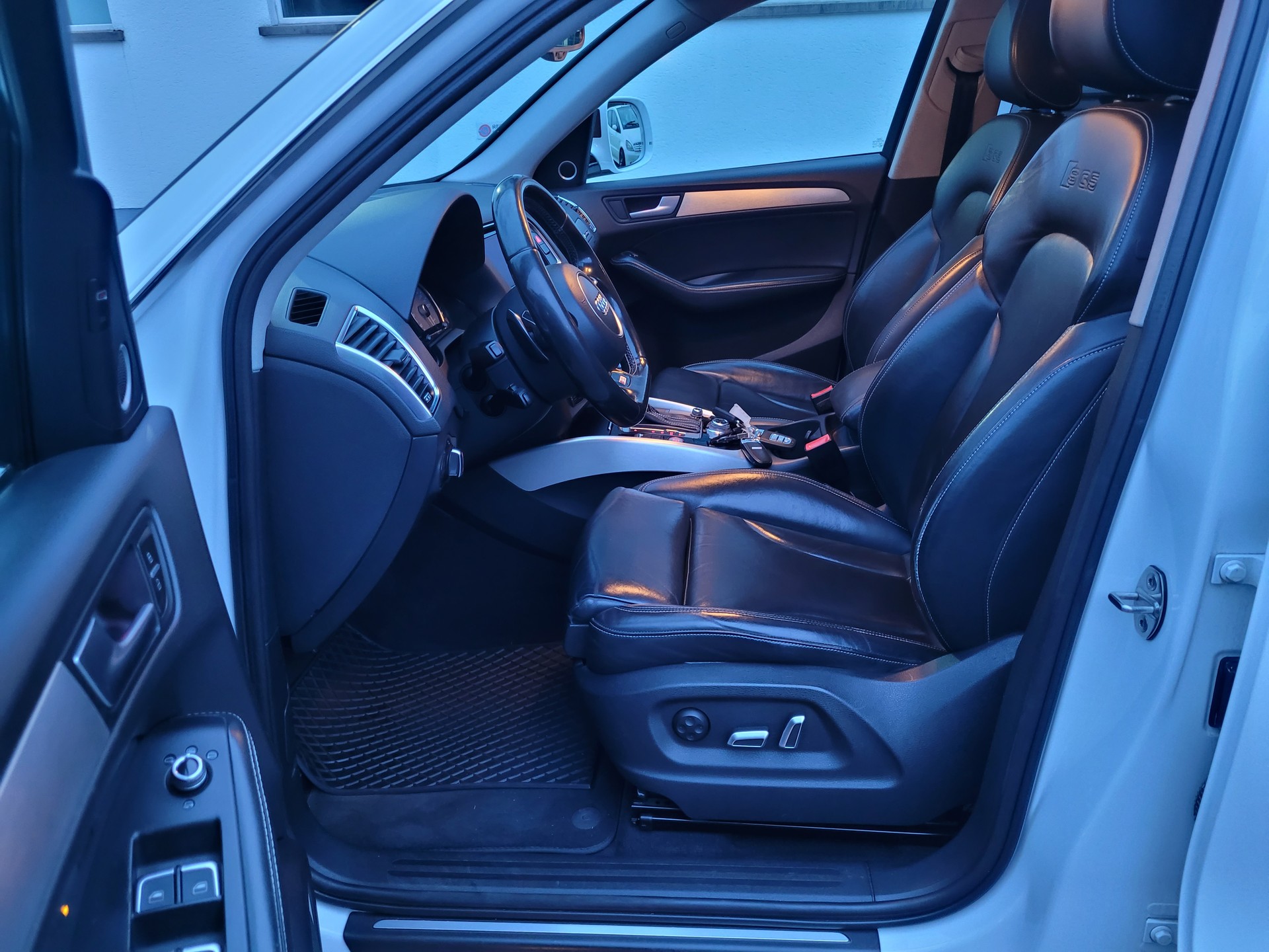AUDI SQ5 3.0 TDI quattro tiptronic-image-11