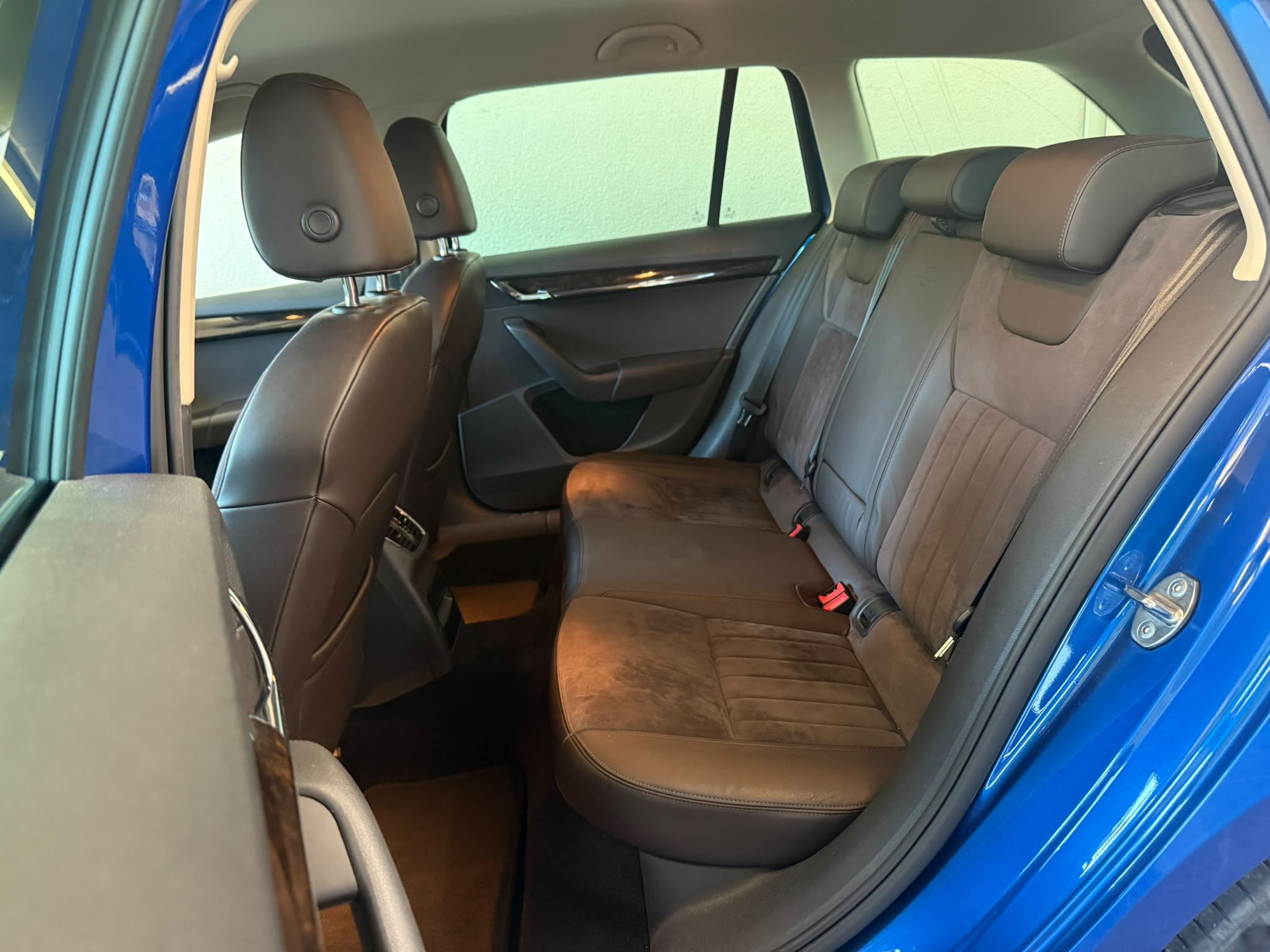 SKODA Octavia Combi 1.8 TSI Ambition 4x4 DSG-image-11