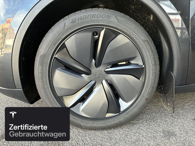 TESLA Model Y Long Range AWD-image-4