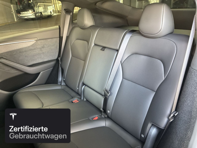TESLA Model Y Long Range AWD-image-13