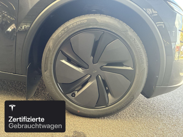 TESLA Model Y Long Range AWD-image-10