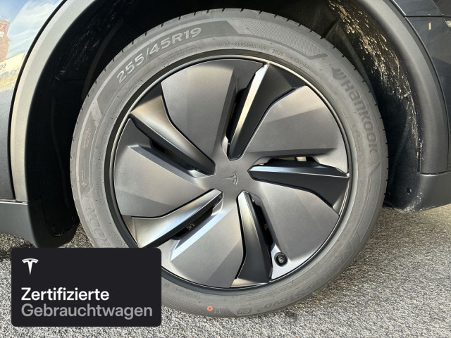 TESLA Model Y Long Range AWD-image-5