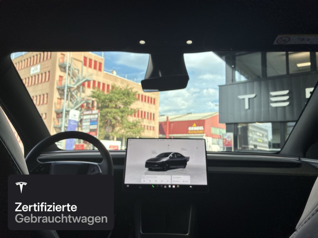 TESLA Model Y Long Range AWD-image-14