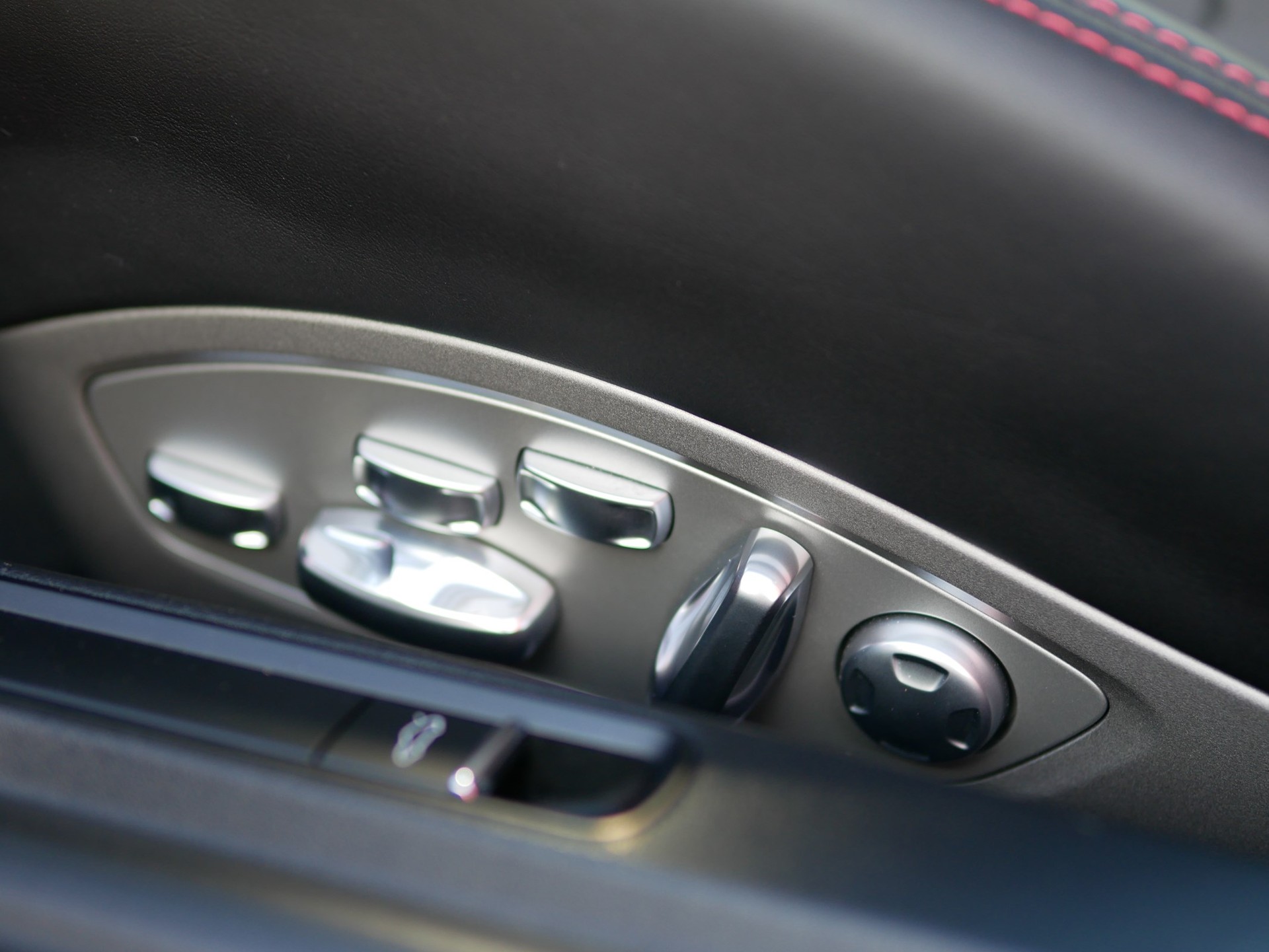 PORSCHE Cayman GT4-image-5
