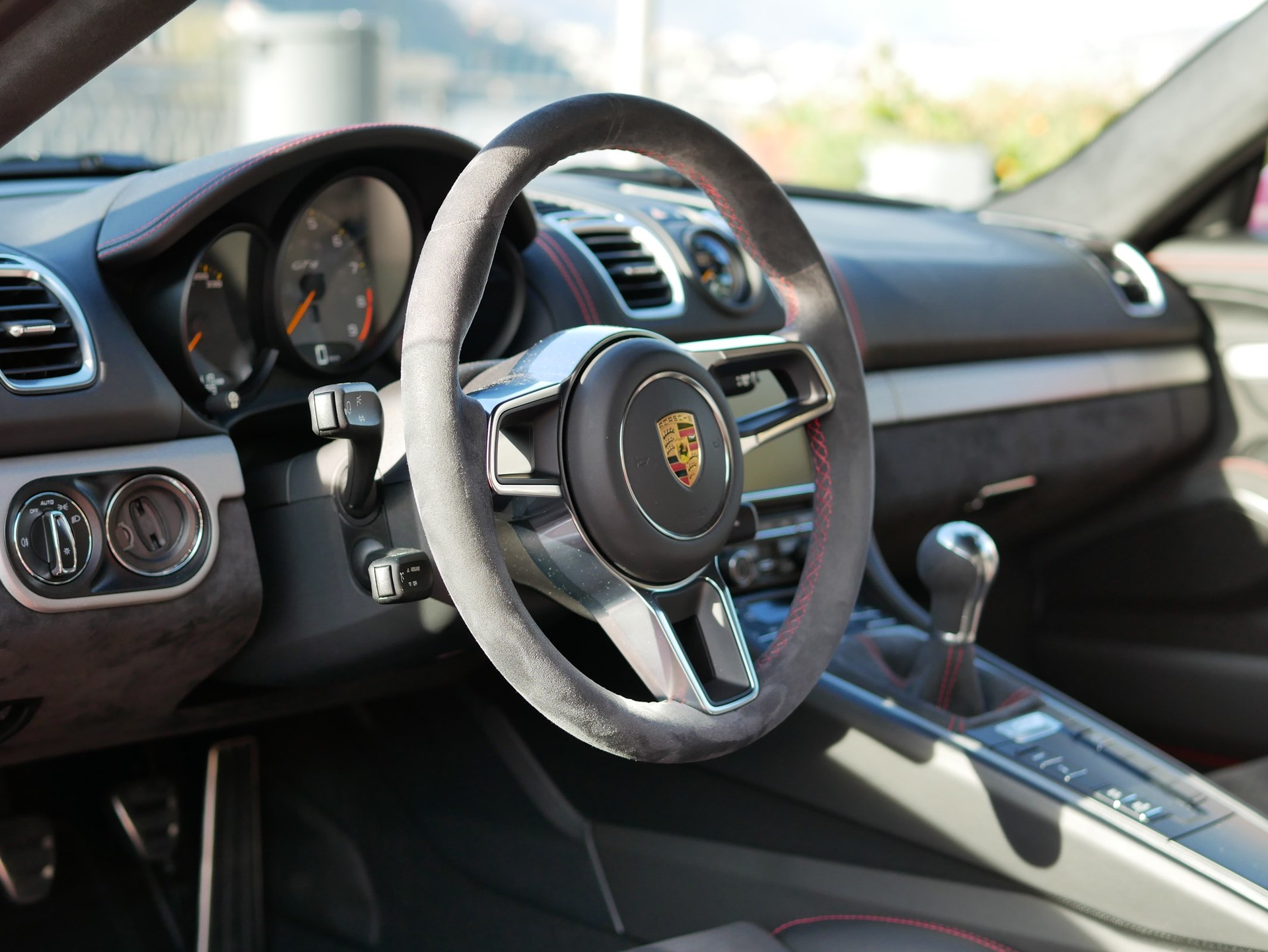 PORSCHE Cayman GT4-image-3