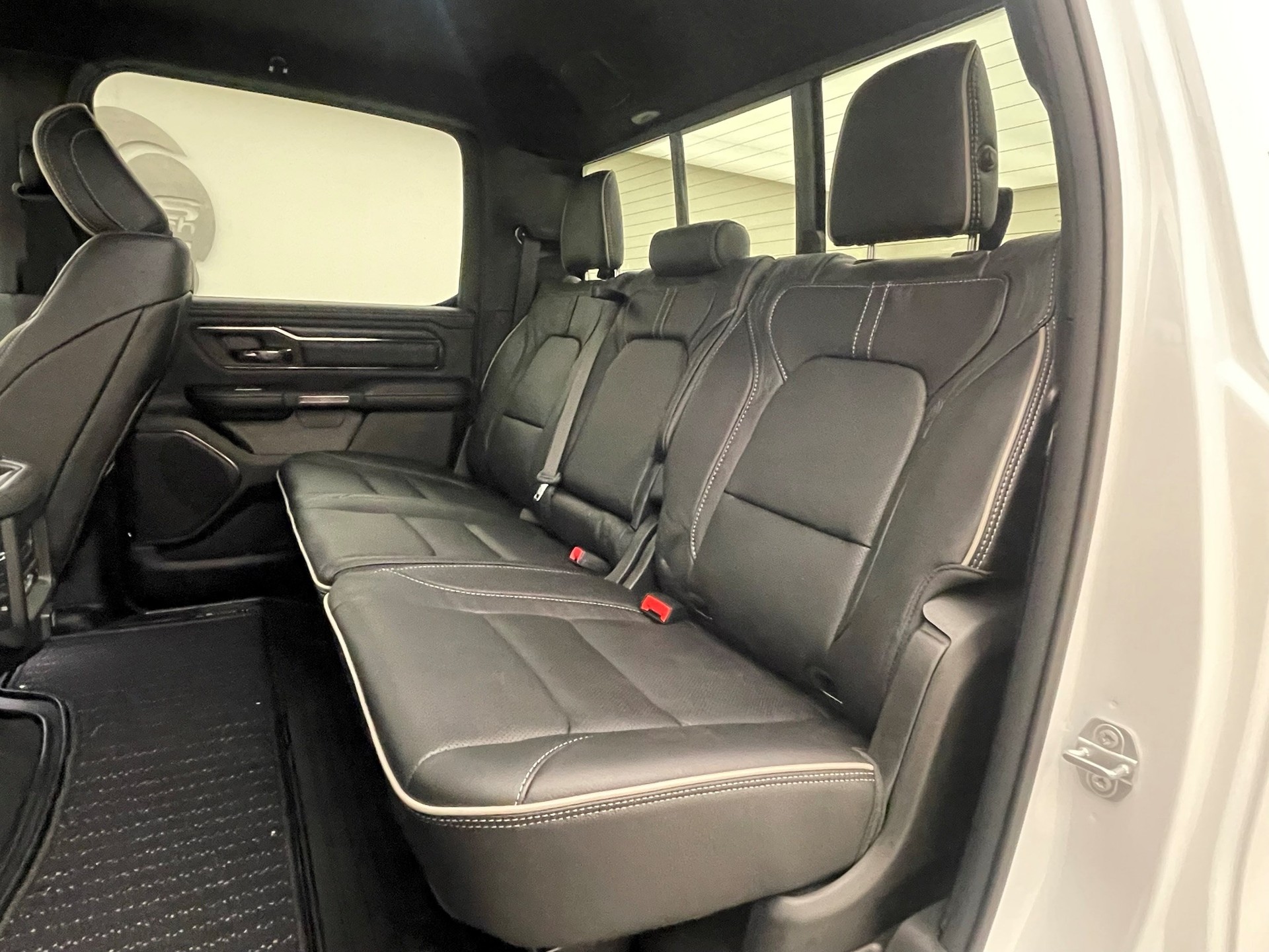 DODGE Ram 1500 5.7 V8 Limited eTorque Crew Cab-image-10