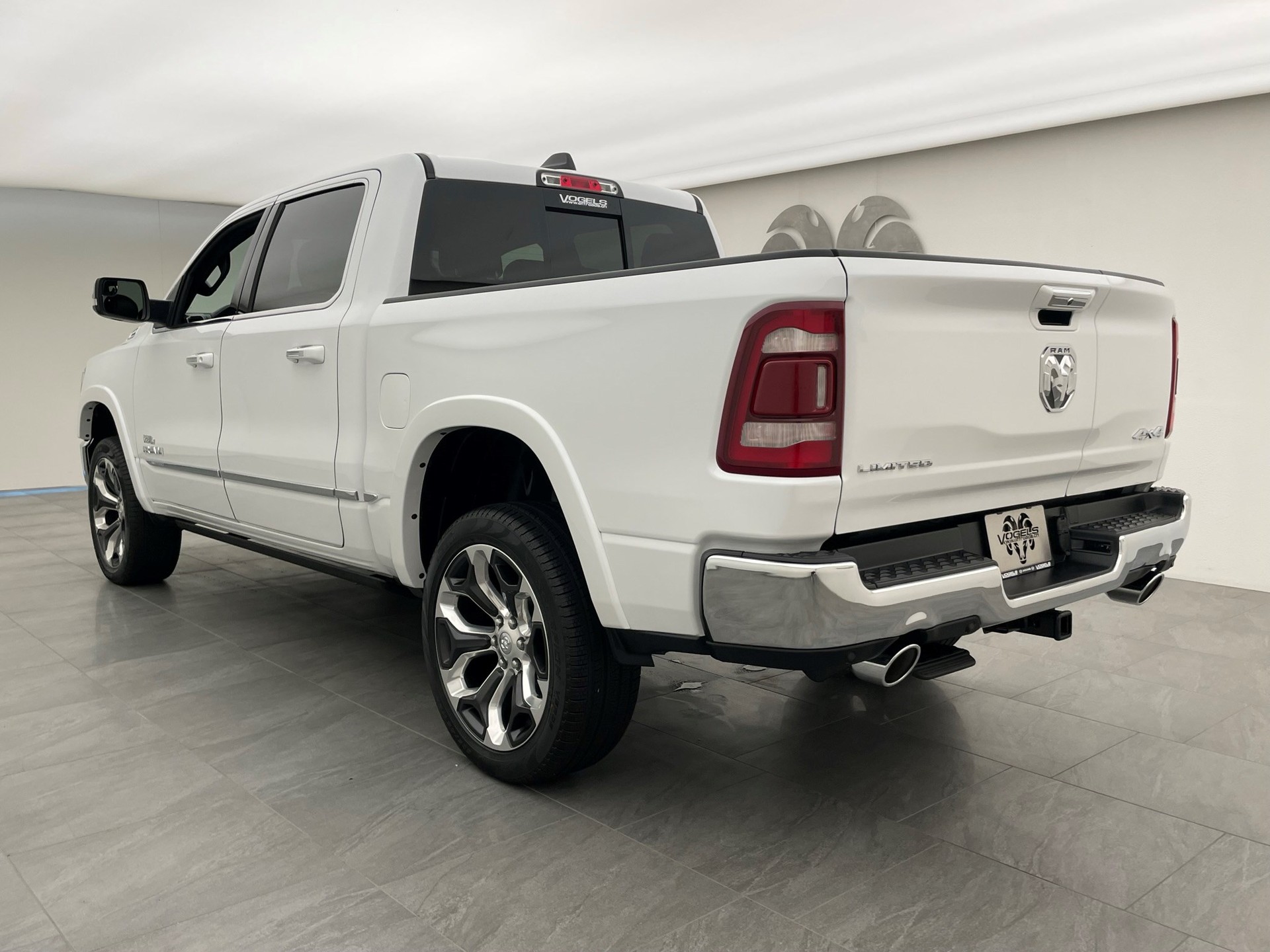 DODGE Ram 1500 5.7 V8 Limited eTorque Crew Cab-image-5