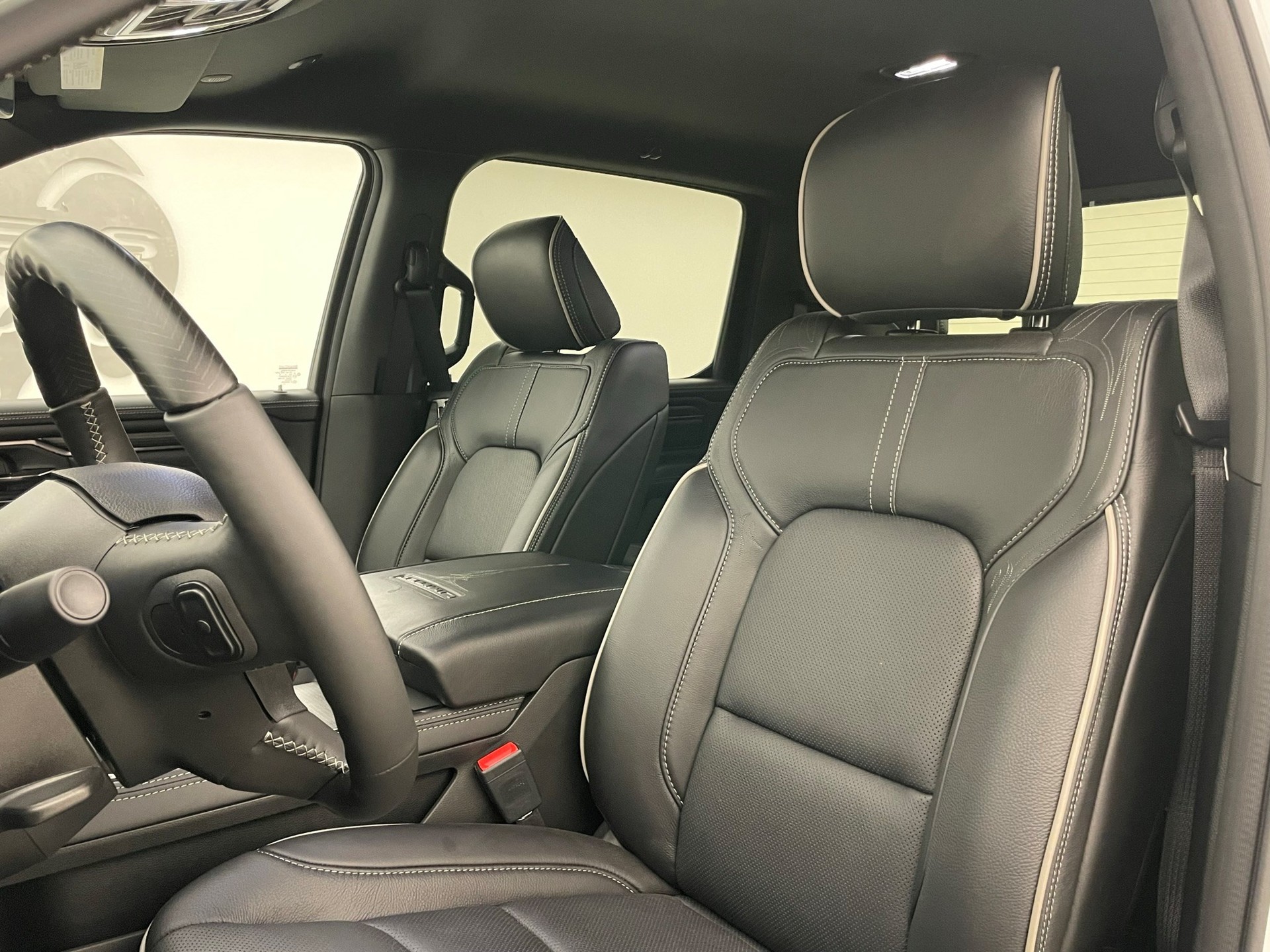 DODGE Ram 1500 5.7 V8 Limited eTorque Crew Cab-image-6