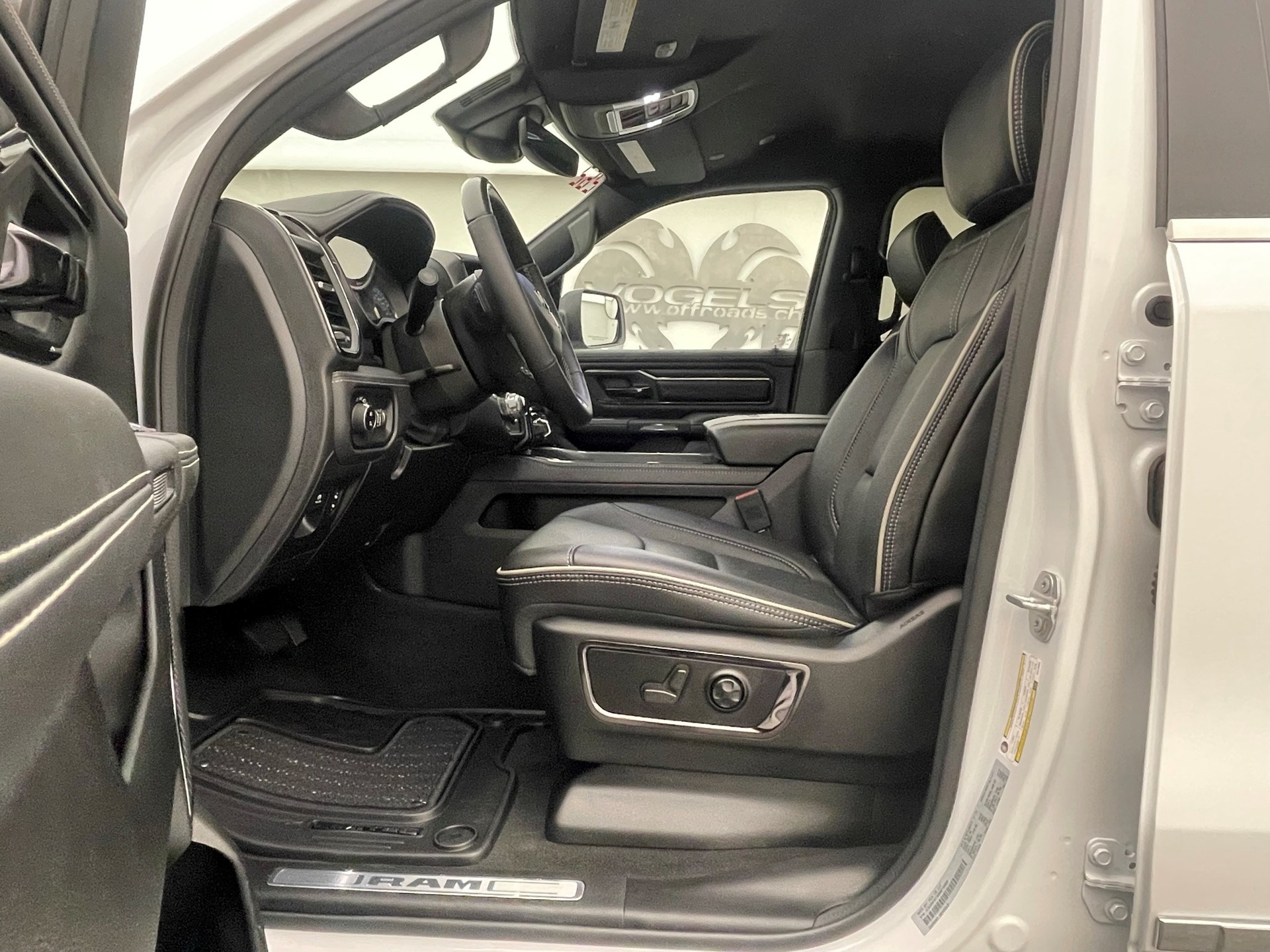 DODGE Ram 1500 5.7 V8 Limited eTorque Crew Cab-image-7